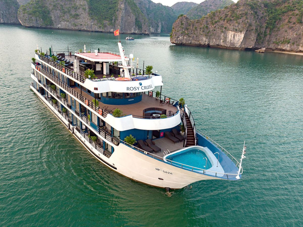Thời gian di chuyển từ trung tâm Cát Bà đến Vịnh Lan Hạ khá ngắn