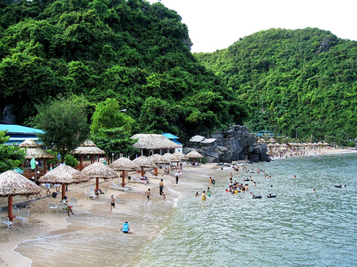Đảo Khỉ là một trong những điểm tham quan nổi tiếng nhất của Vịnh Lan Hạ
