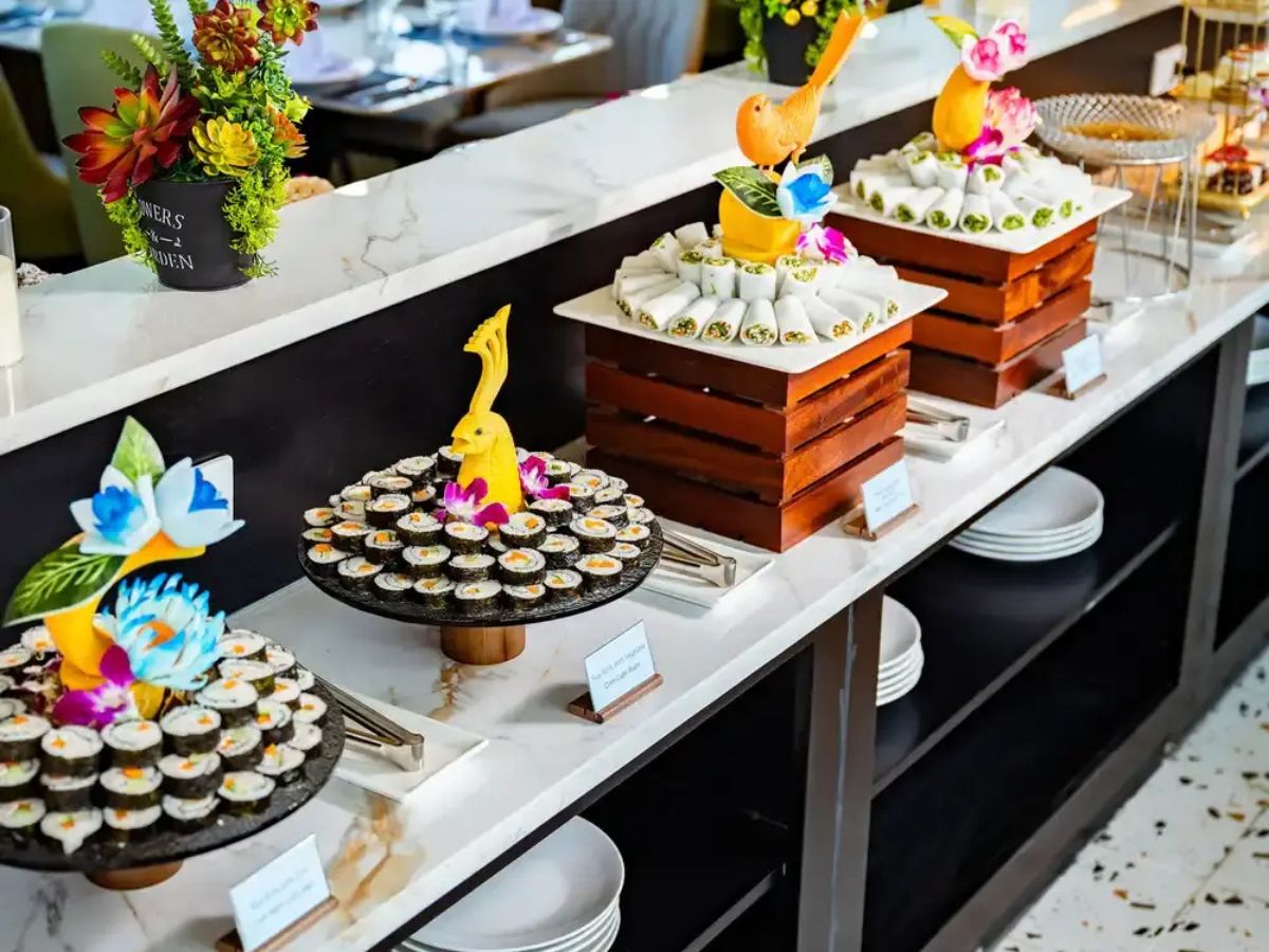 Paradise Grand Cruise với hình thức buffet hoặc set menu tùy theo chương trình