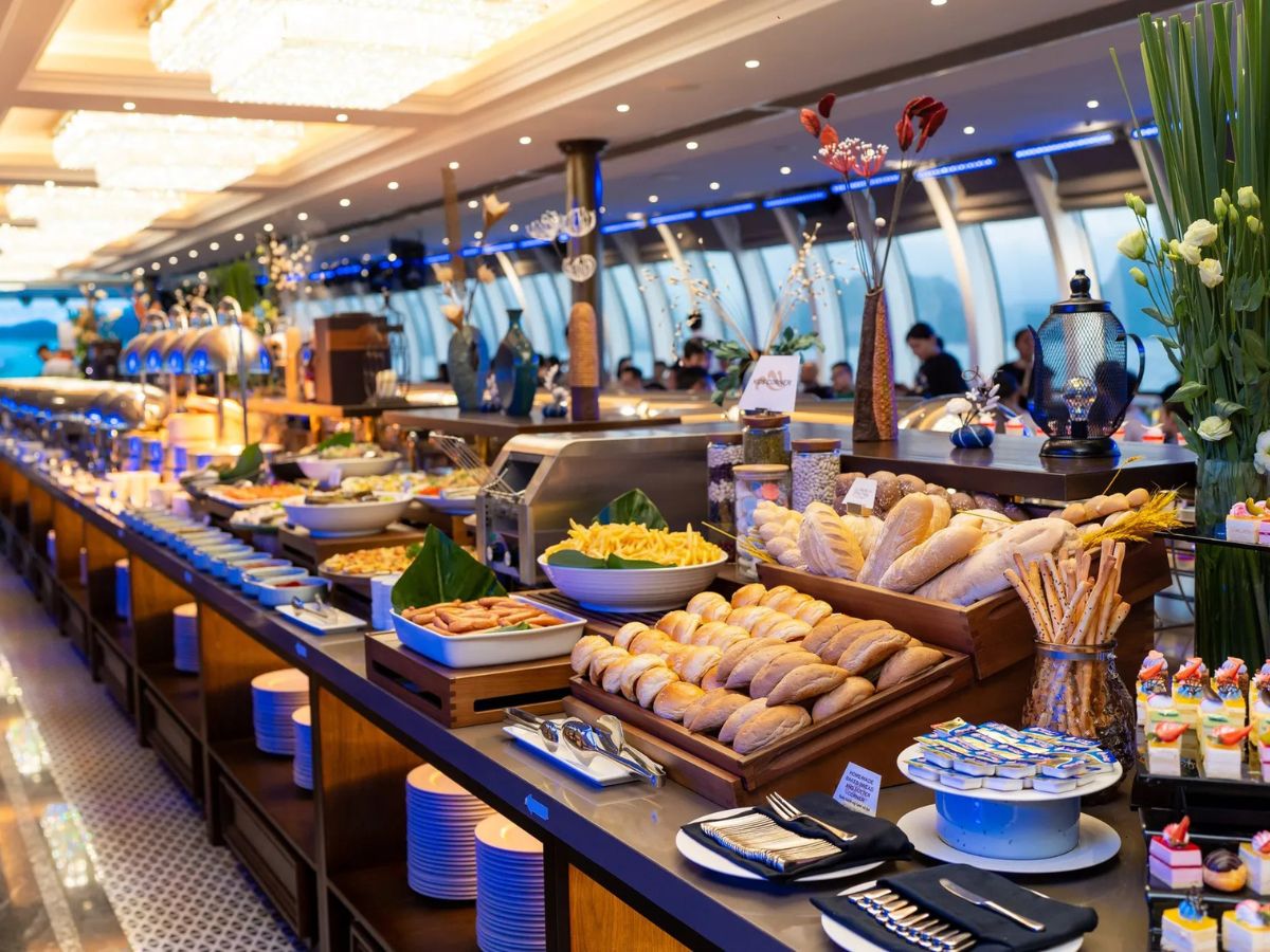 Cát Bà có nhiều nhà hàng buffet hấp dẫn du khách