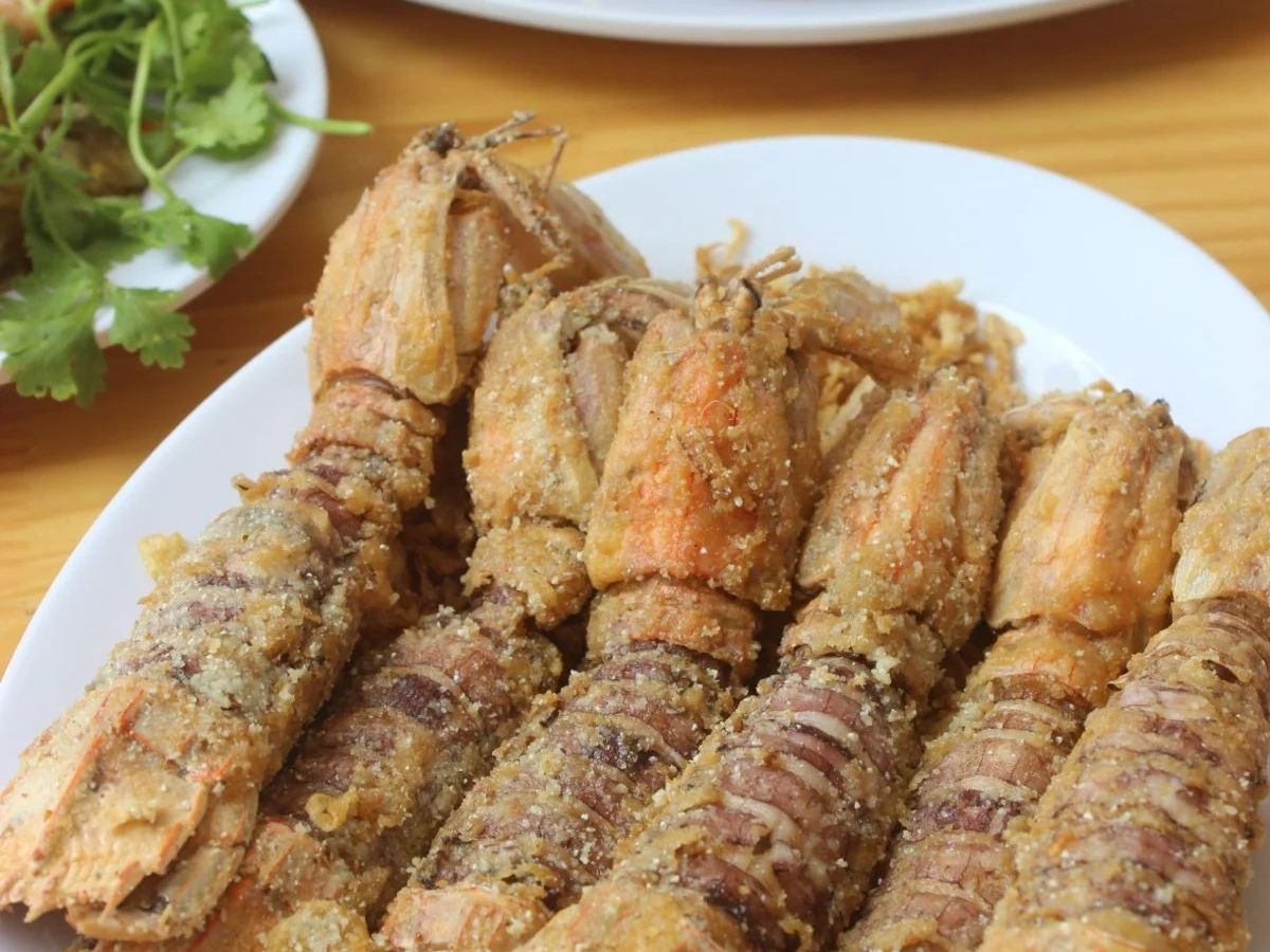 Nhà Hàng Hải Yến là địa chỉ thưởng thức hải sản quen thuộc tại trung tâm Cát Bà