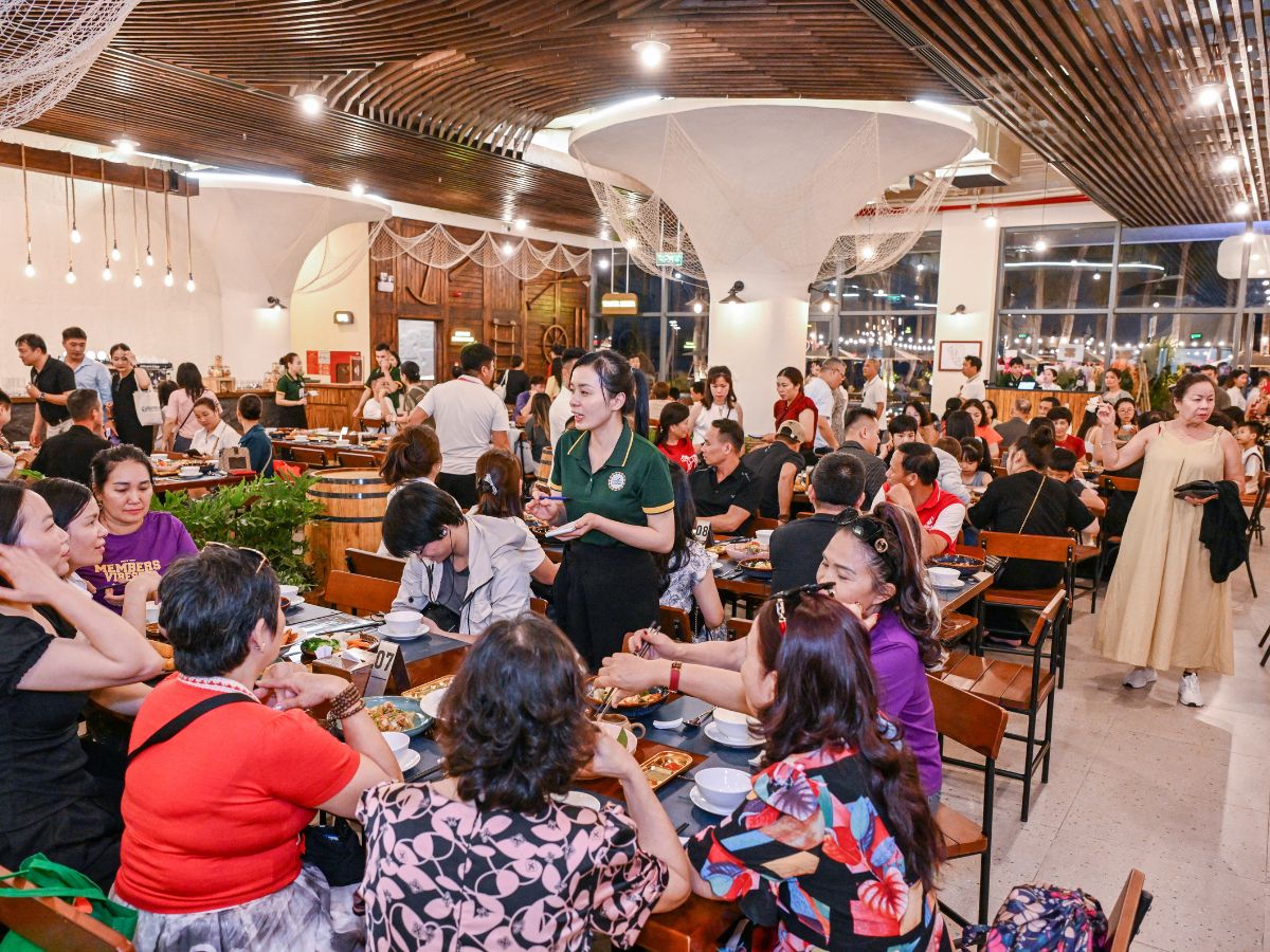 Sun Bavaria Cat Ba Gastro Pub gây ấn tượng nhờ không gian beer hall phong cách Bavaria độc đáo