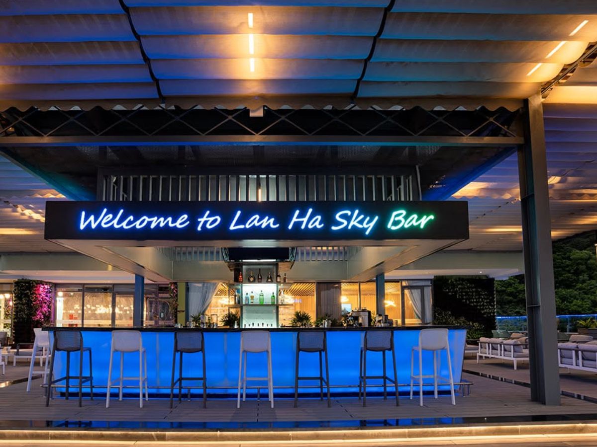 Lan Hạ Sky Bar là quán rooftop với tầm nhìn rộng bao quát Vịnh Lan Hạ