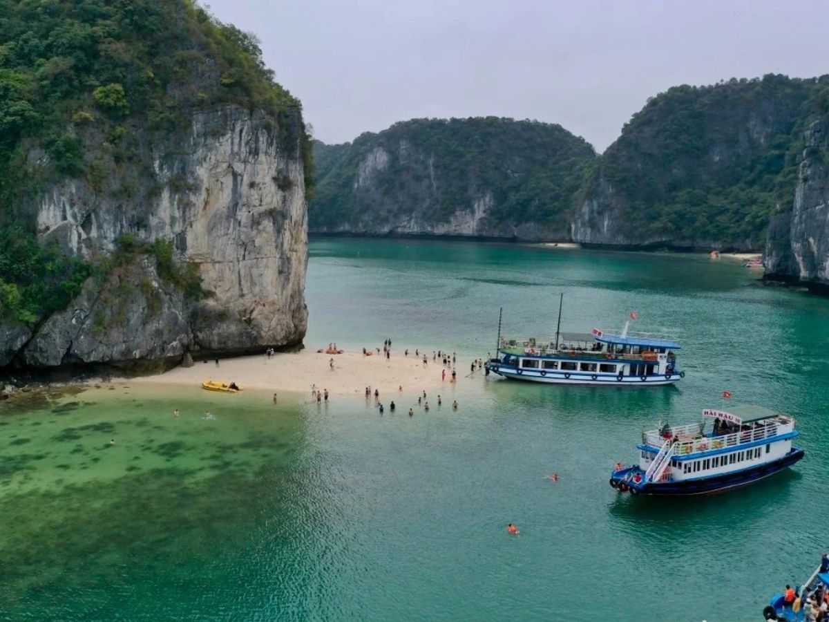 Vịnh Lan Hạ mỗi mùa đều mang một vẻ đẹp riêng