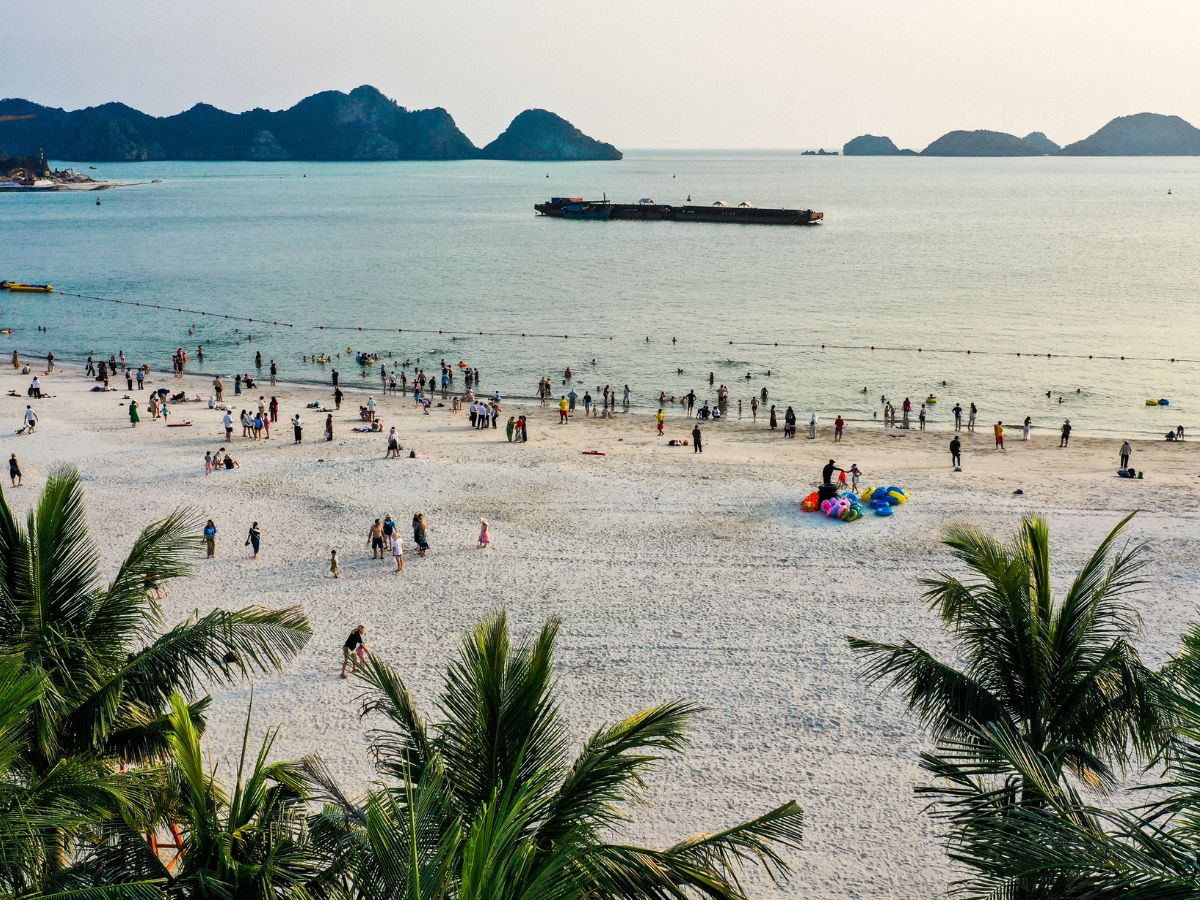 Các bãi tắm Cát Cò sở hữu khung cảnh biển xanh và núi đá đặc trưng của Cát Bà