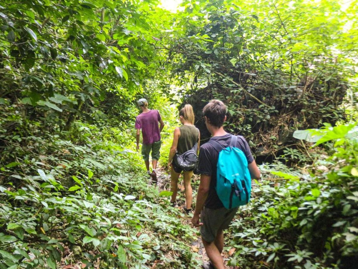 Chuẩn bị đầy đủ các phụ kiện cần thiết giúp hành trình trekking rừng Cát Bà an toàn