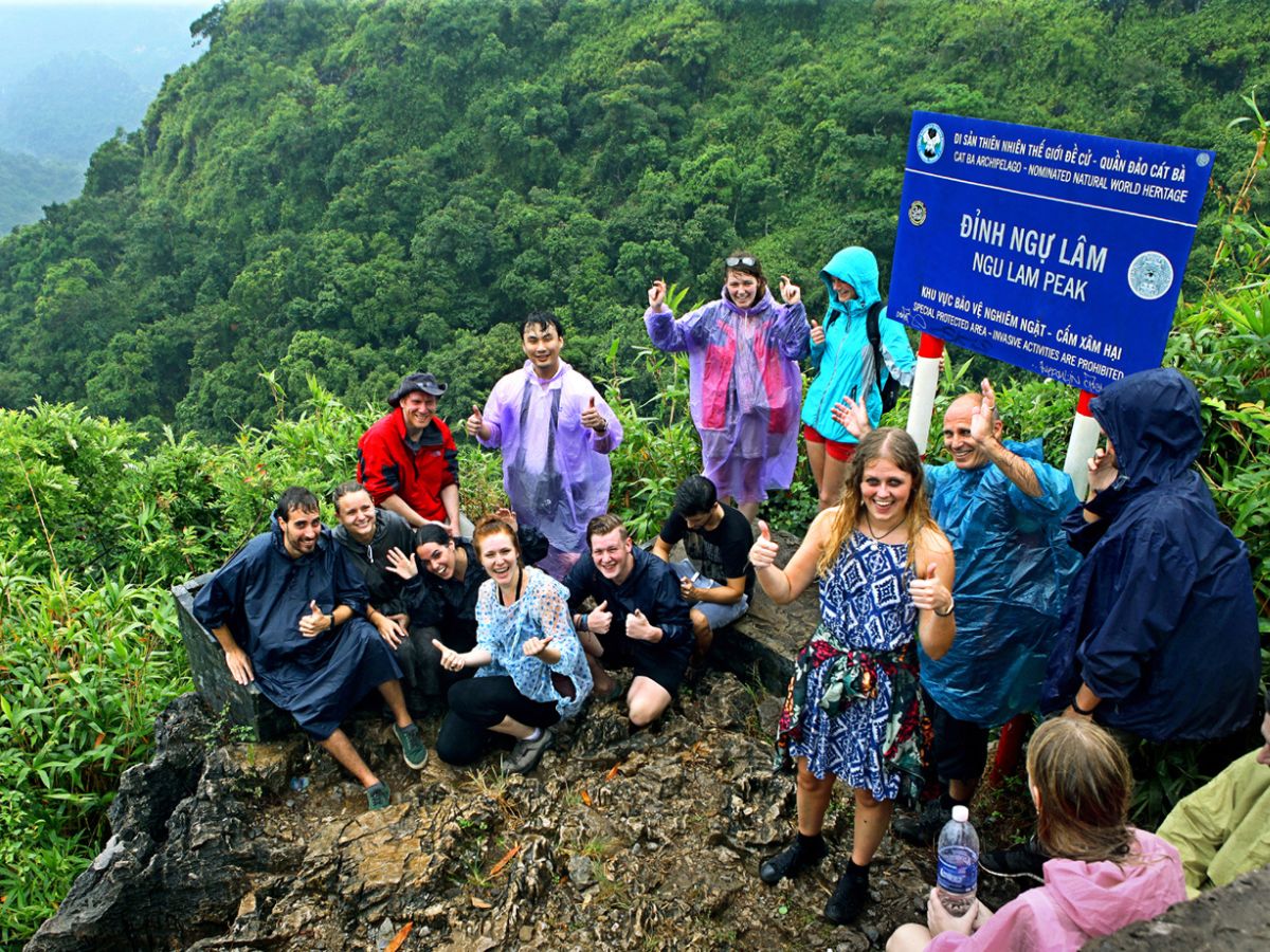 Chọn trang phục trekking rừng Cát Bà phù hợp giúp hành trình khám phá diễn ra an toàn