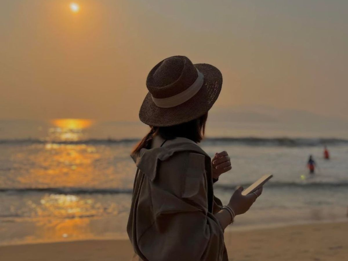 Bình minh là thời điểm Cát Bà khoác lên mình vẻ đẹp trong trẻo và yên bình