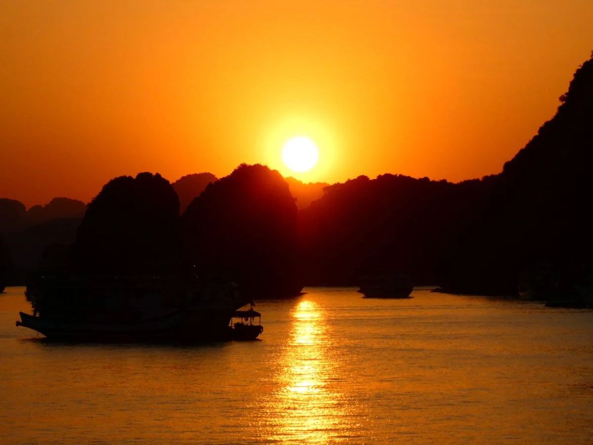 Những địa điểm ngắm và chụp ảnh hoàng hôn đẹp tại Cát Bà