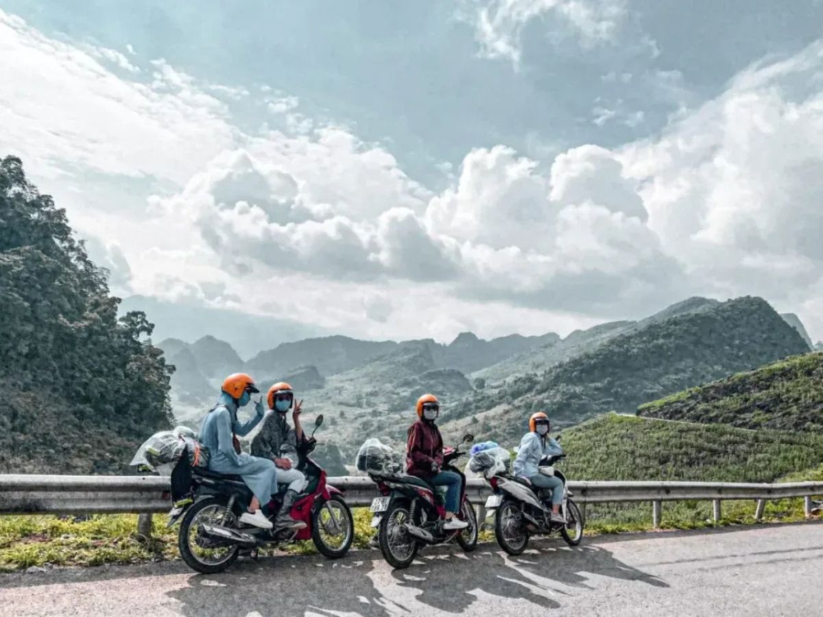 Xe máy mang đến sự chủ động lớn hơn khi khám phá Cát Bà