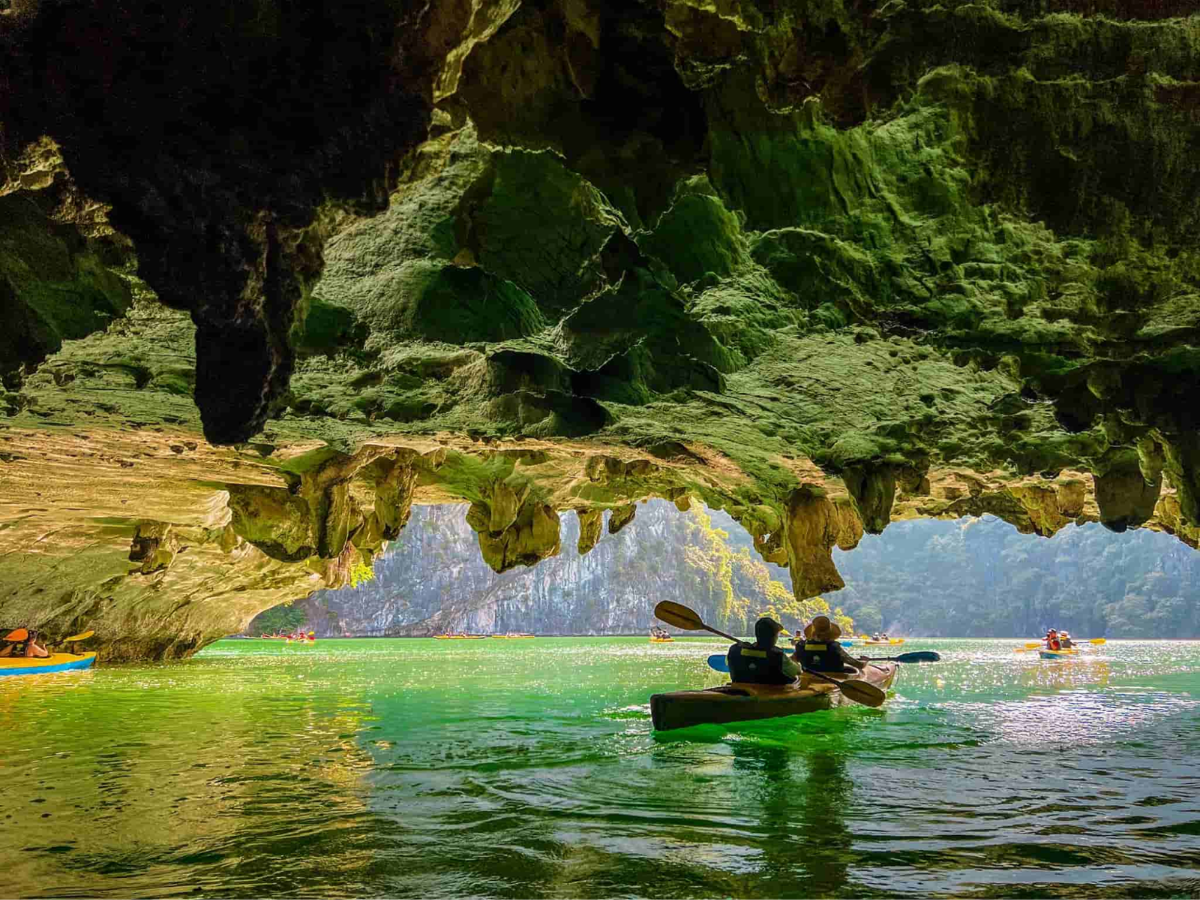 Bạn có thể kết hợp chèo kayak, bơi, tham quan làng chài hoặc nghỉ ngơi giữa vịnh