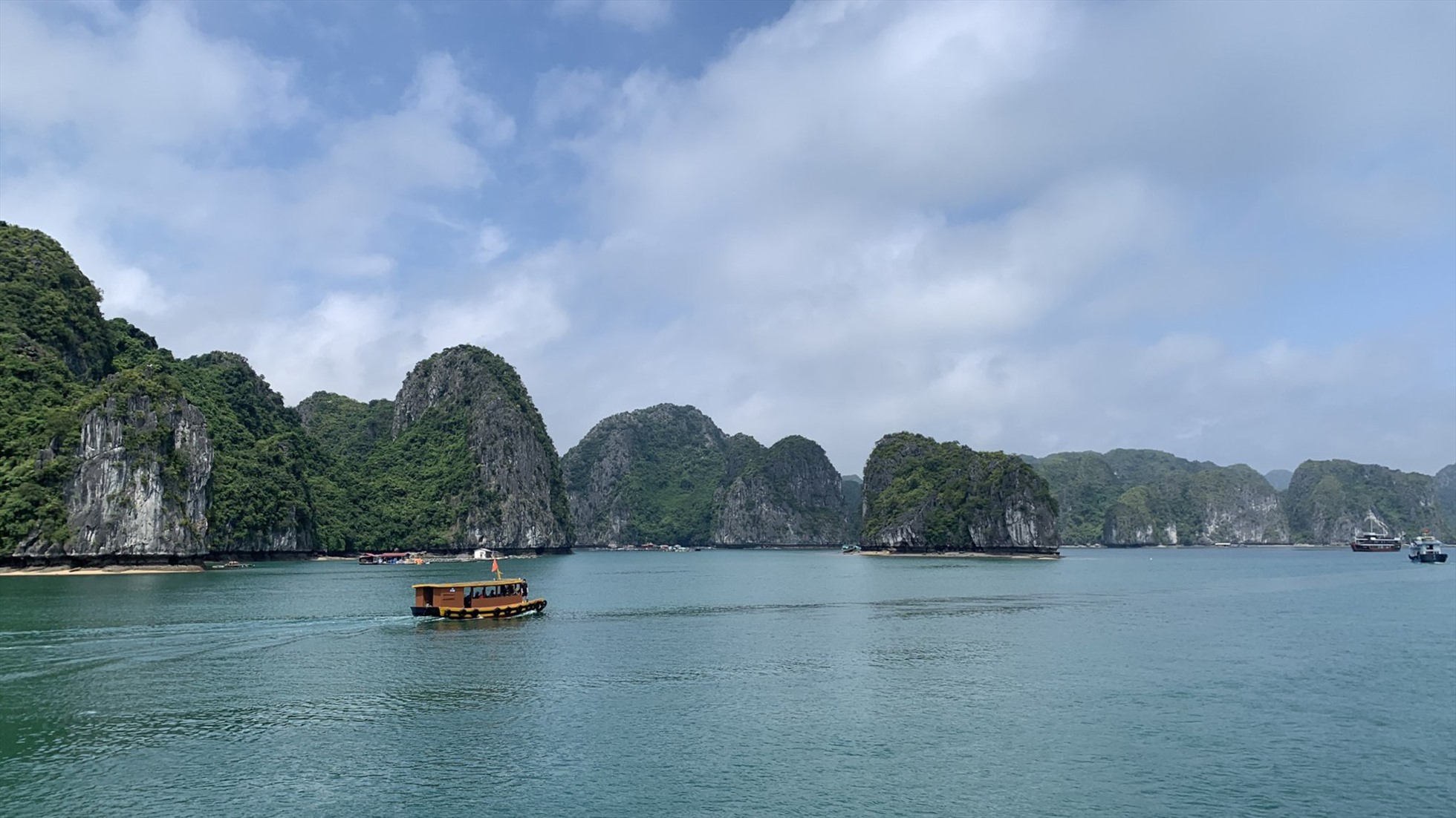 Du khách hòa mình vào cảnh sắc xanh trong, thơ mộng của vịnh Lan Hạ