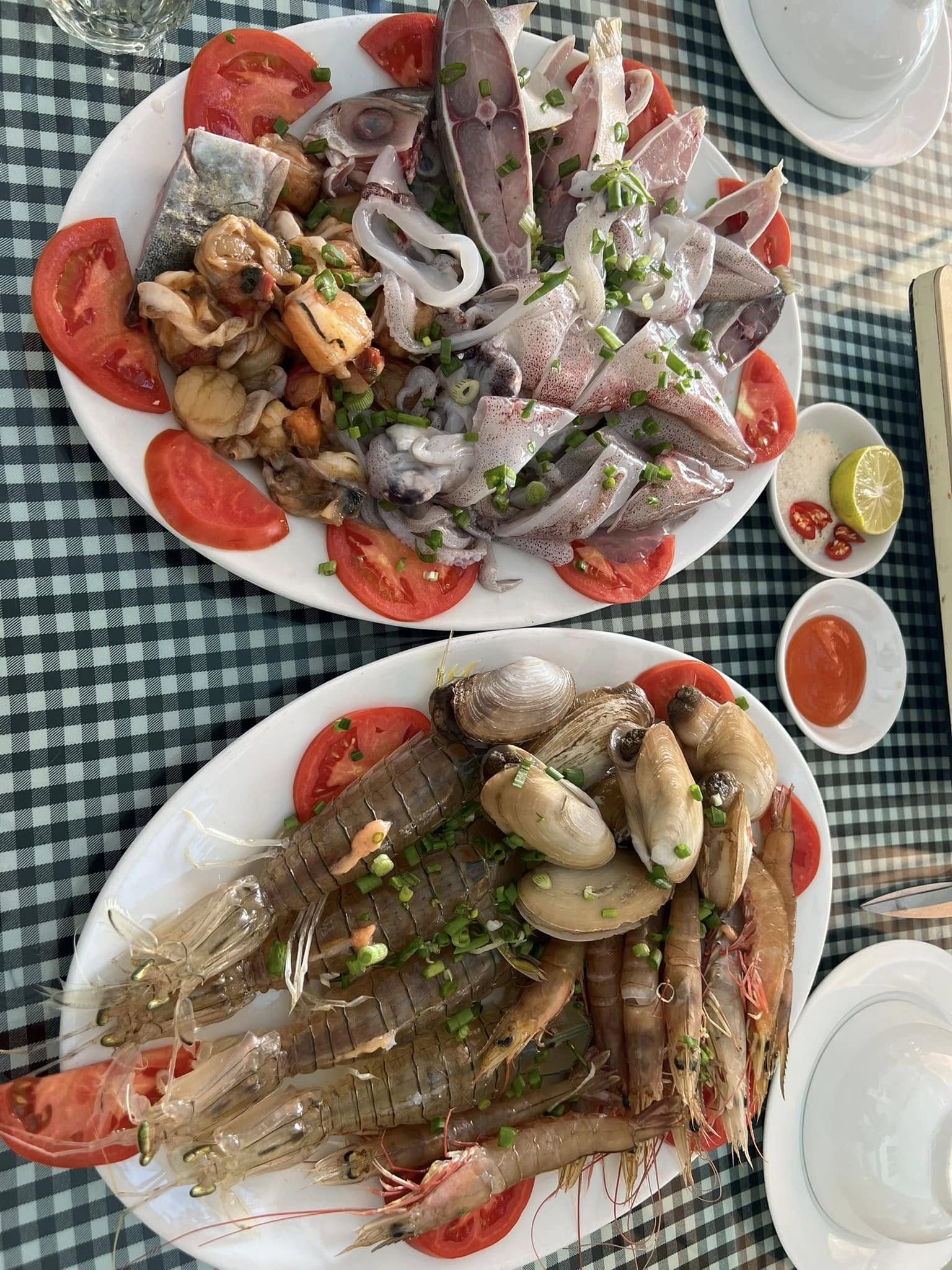 Hải sản Cát Bà tươi ngon với bề bề, mực, tu hài và ngao được chế biến hấp dẫn