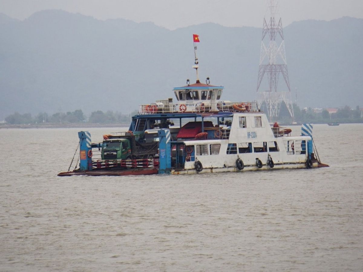 Du khách cần tuân thủ hướng dẫn khi chờ và lên xuống phà