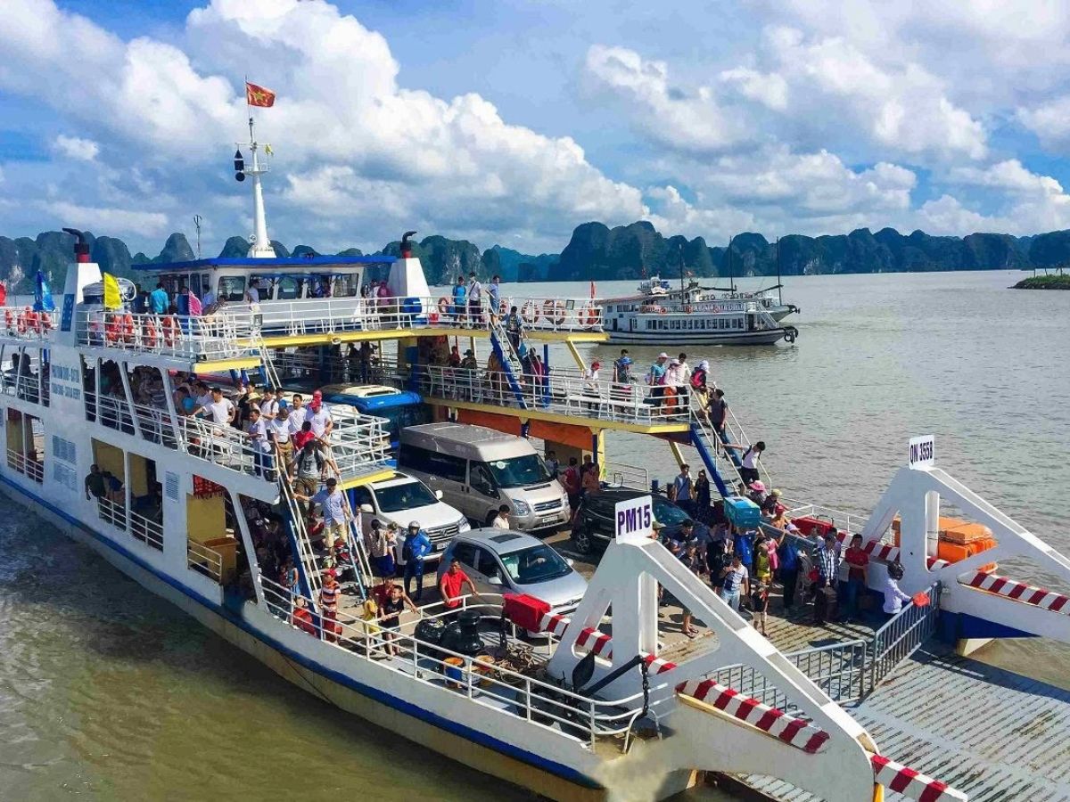 Xe máy là phương tiện khá thuận tiện để chủ động khám phá Cát Bà