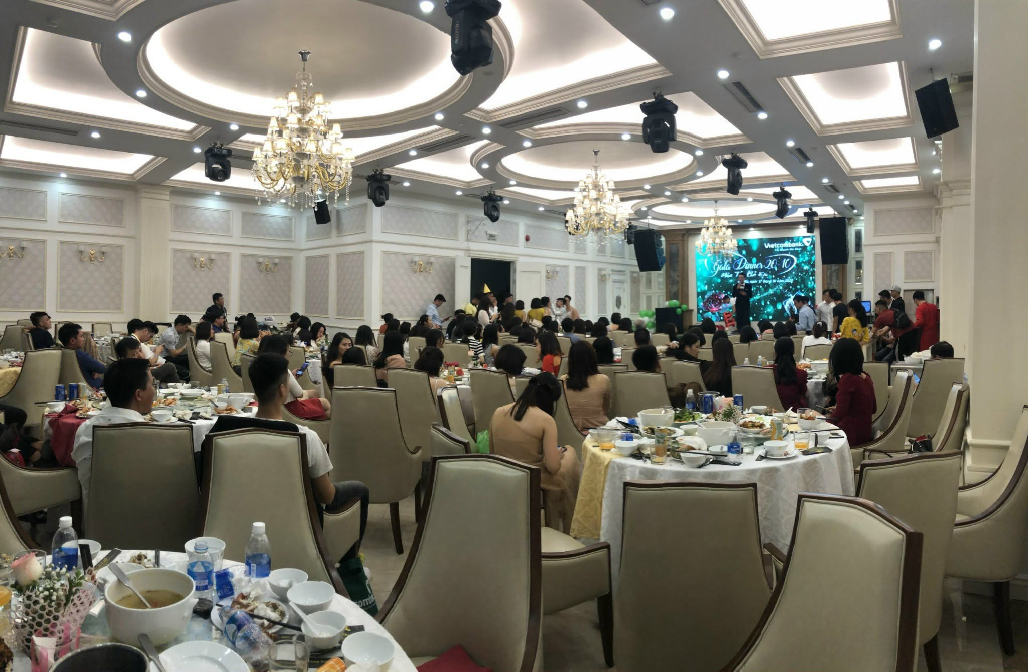Du khách đi đoàn đông nên đặt trước bàn để có trải nghiệm trọn vẹn nhất
