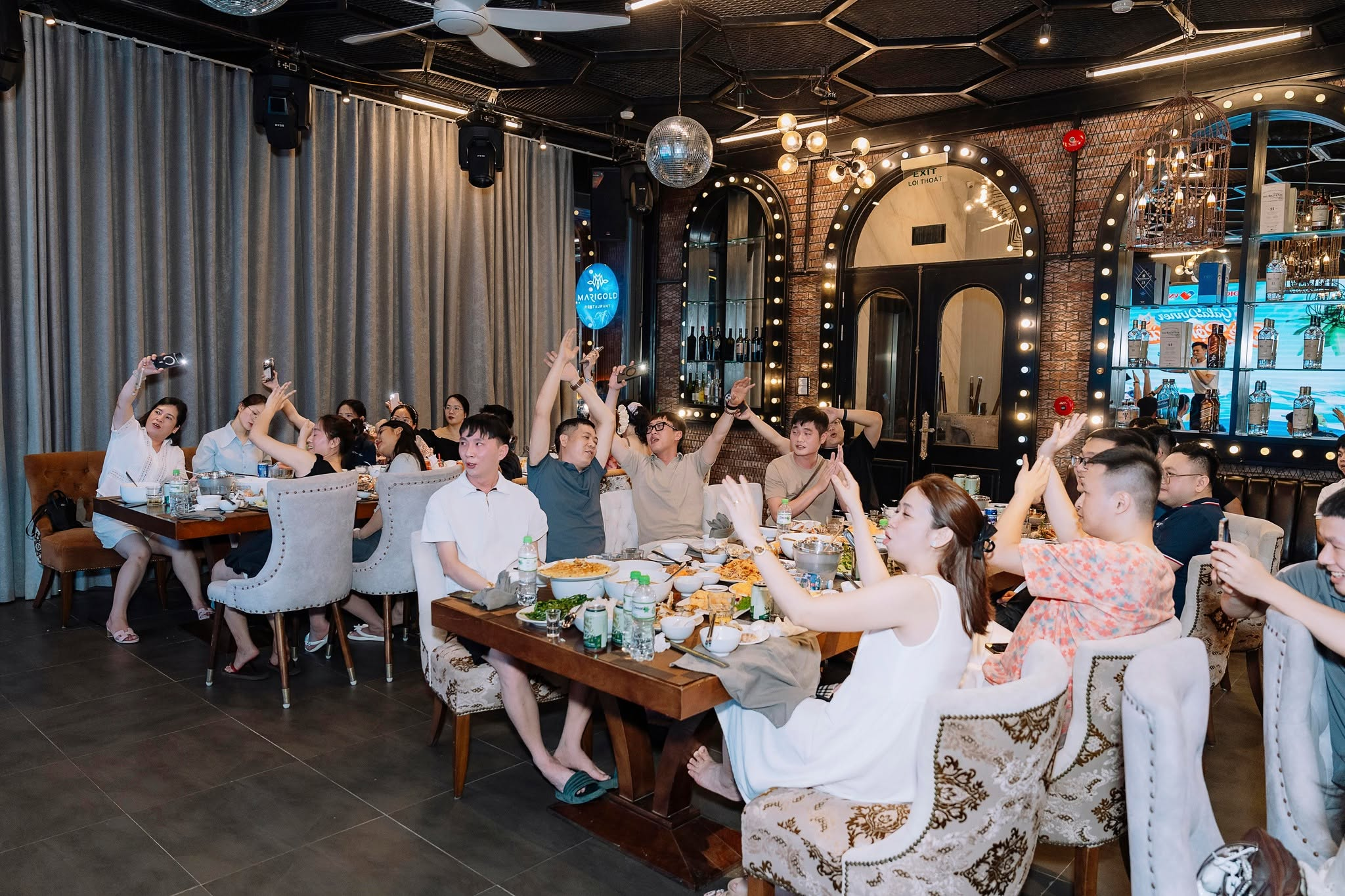 Hải sản tươi ngon là món ăn thích hợp để cả nhóm cùng thưởng thức tại MariGold