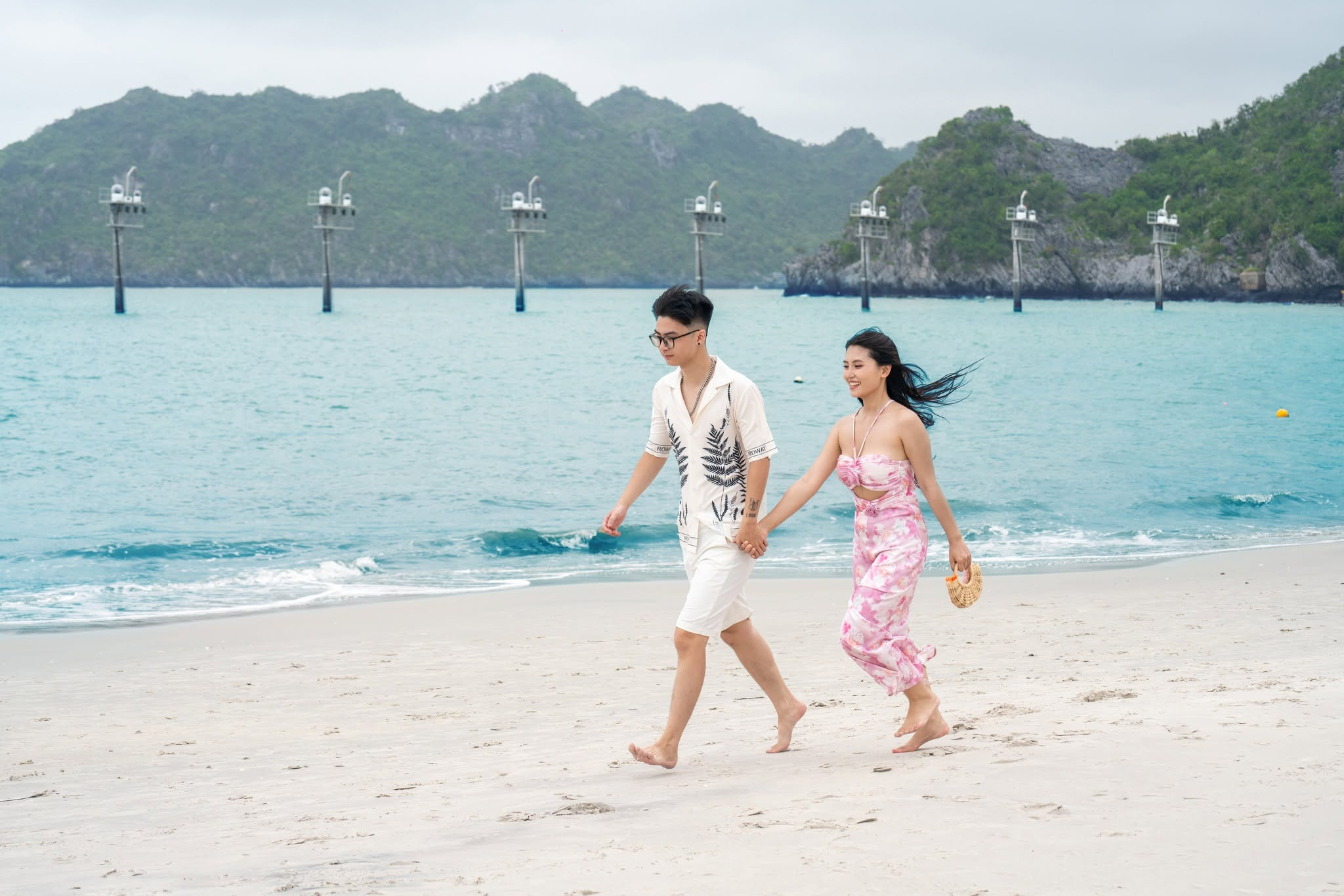 Du khách tận hưởng không khí biển mát mẻ tại bãi tắm Cát Cò