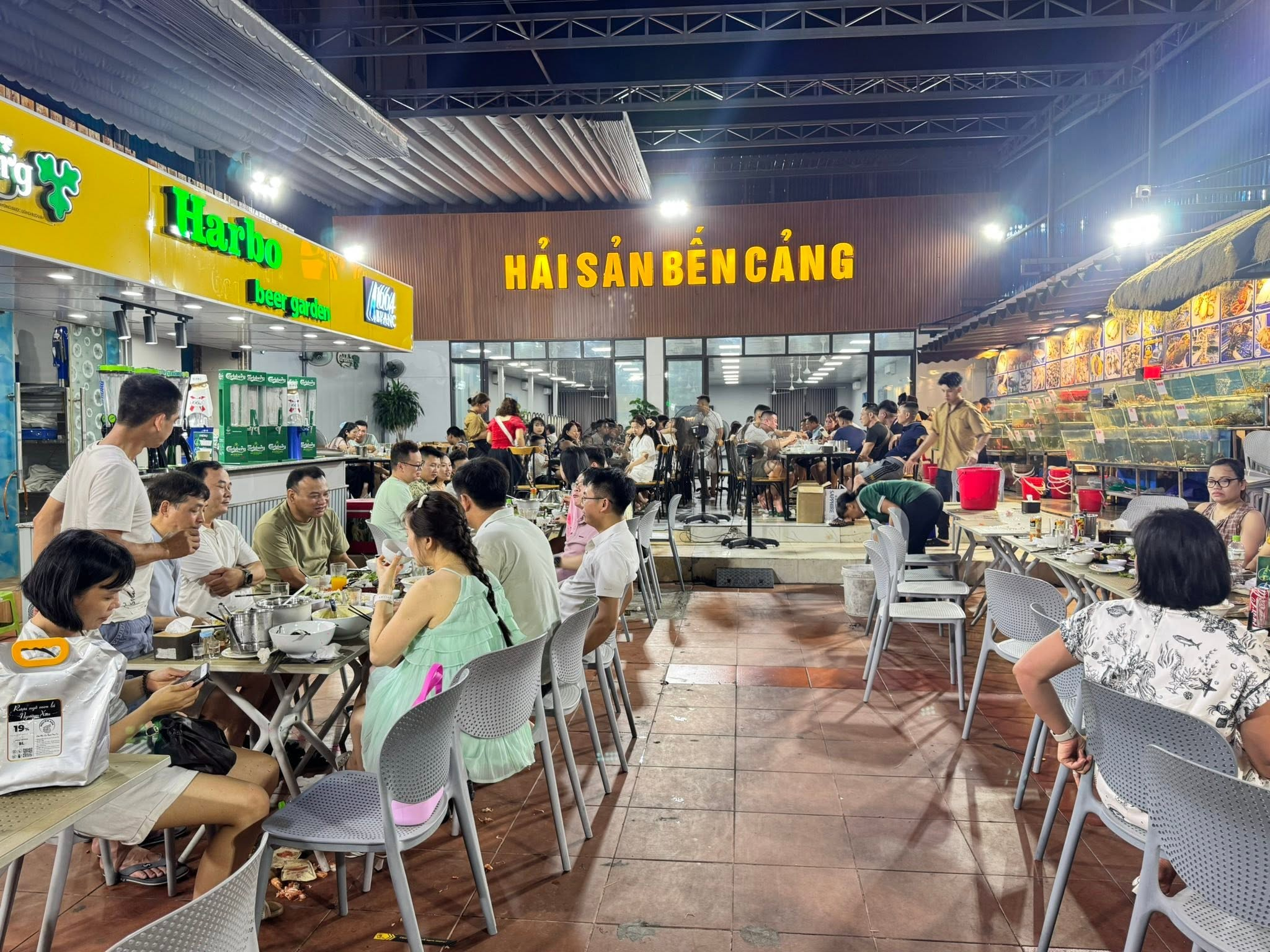 Hải Sản Bến Cảng ghi điểm với hải sản tươi sống cùng không gian rộng rãi, thoáng đãng