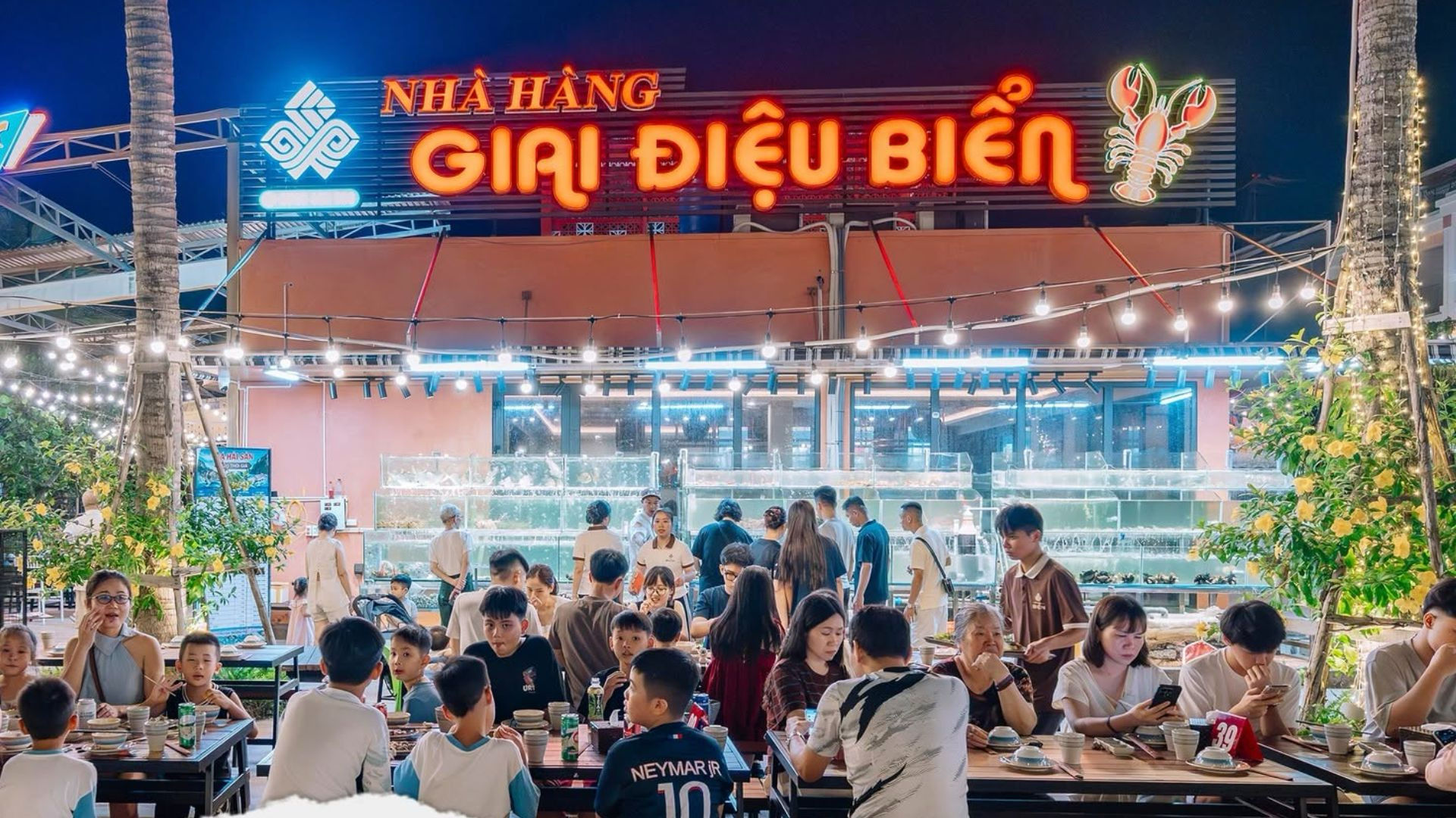 Không gian thoáng đãng tại Giai Điệu Biển phù hợp cho những bữa hải sản cùng bạn bè bên vịnh trung tâm