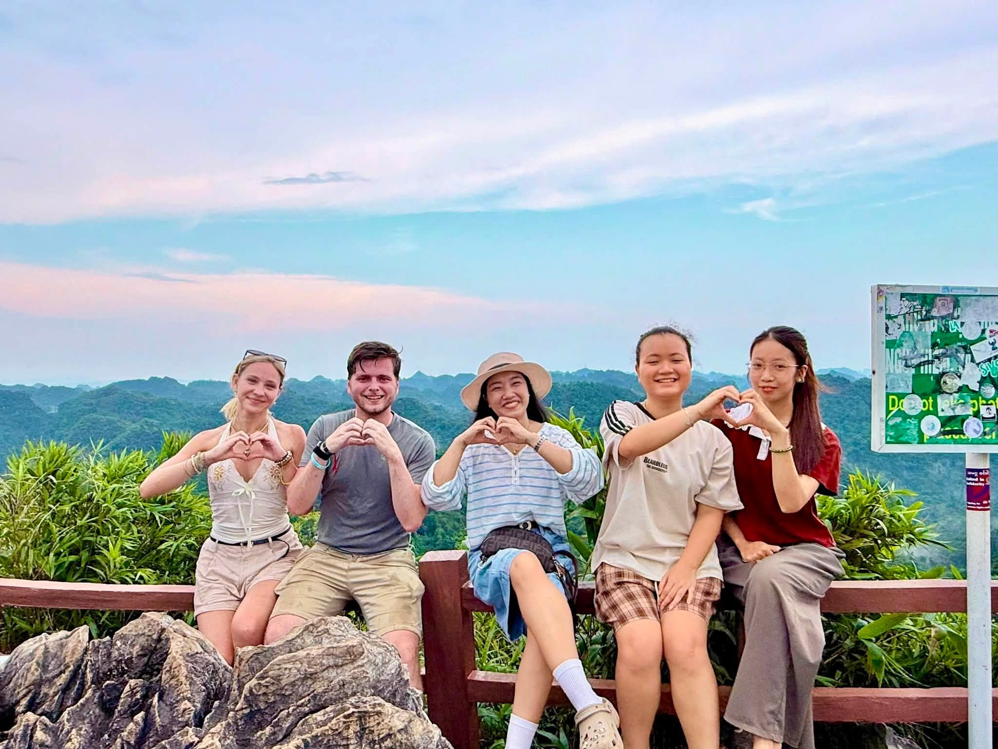 Du khách đi bộ dưới tán cây, khám phá cảnh quan rừng trên núi đá vôi tại Vườn quốc gia Cát Bà