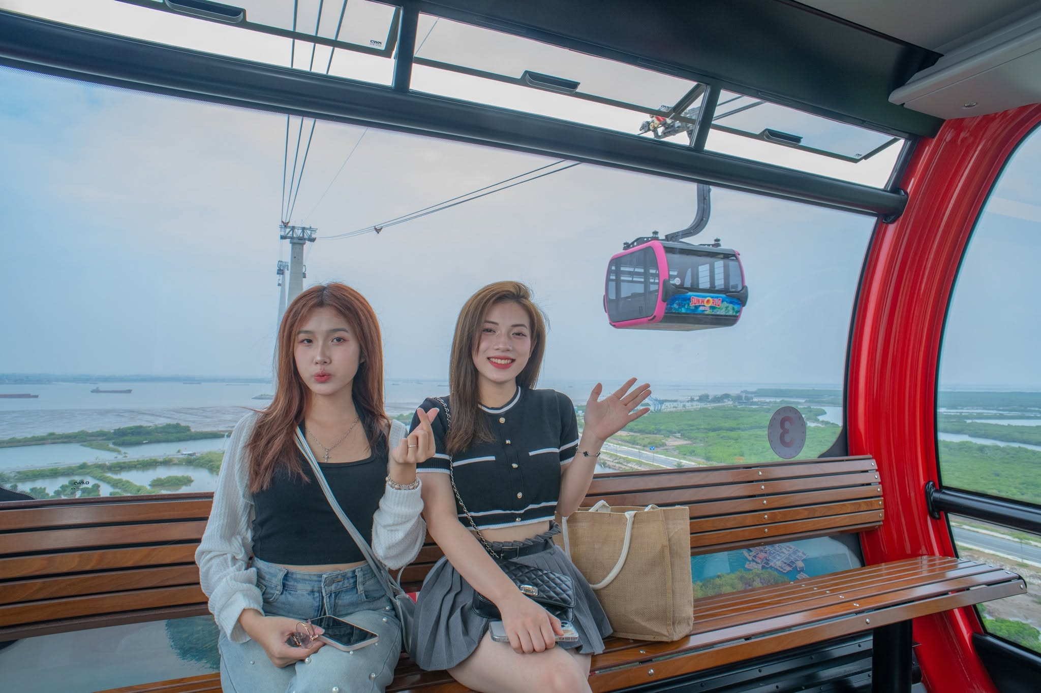 Khung cảnh mặt biển, tàu thuyền và những khoảng xanh ven bờ hiện ra qua ô kính cabin Sun World Cat Ba