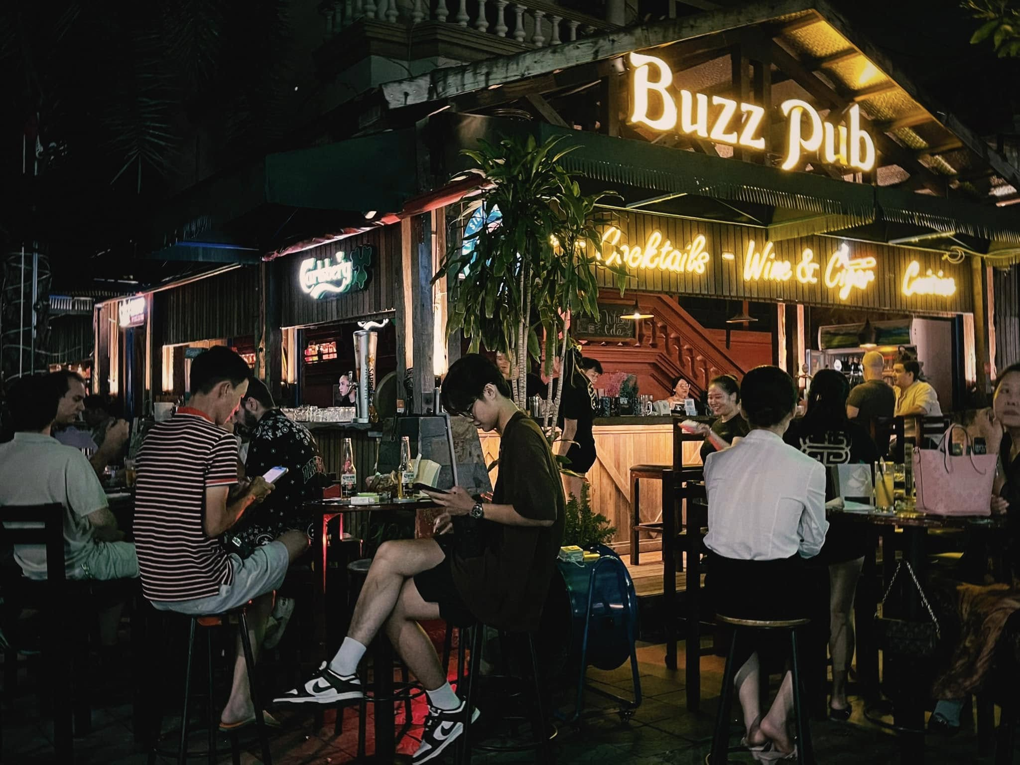 Không gian cổ điển tại Buzz Pub mang đến điểm hẹn gần gũi cho những buổi nghe nhạc và trò chuyện