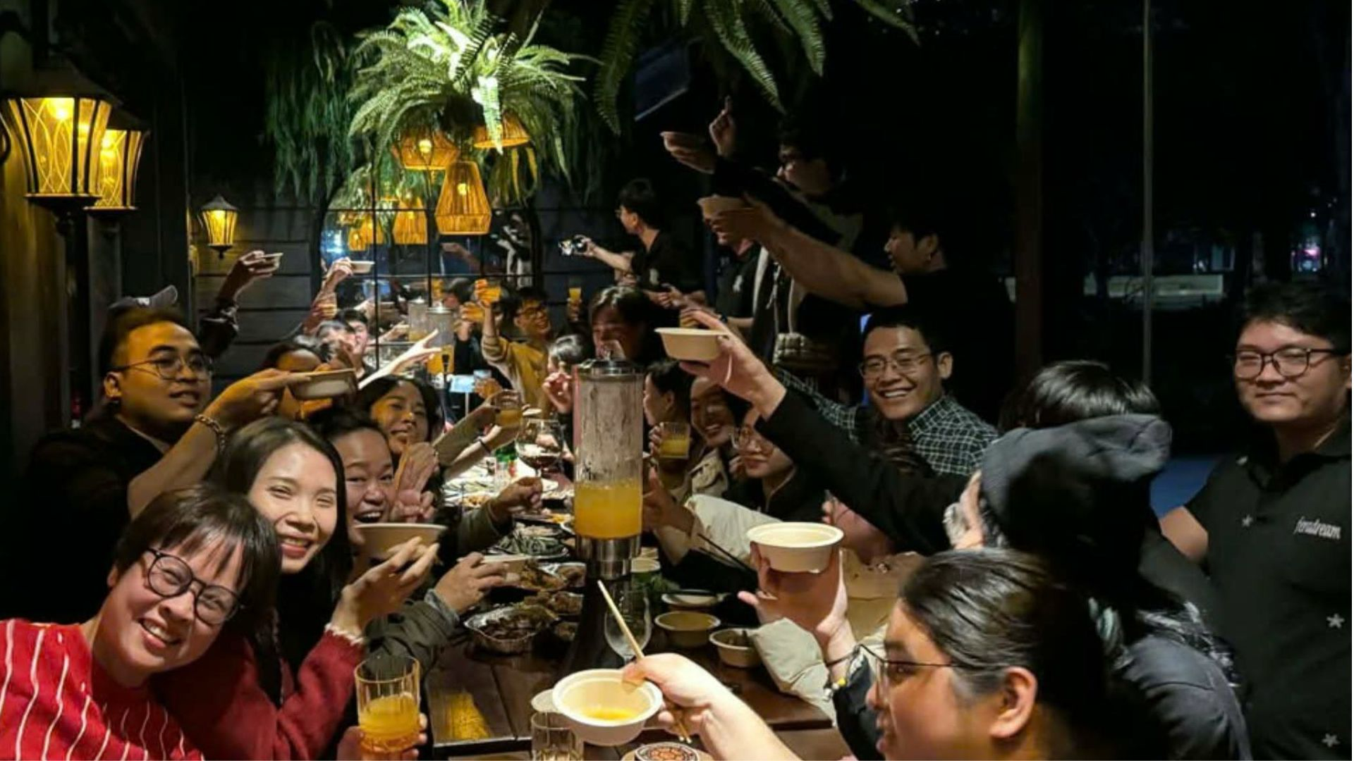Du khách tận hưởng bữa tiệc sôi động tại T Pub Craft Beer Station