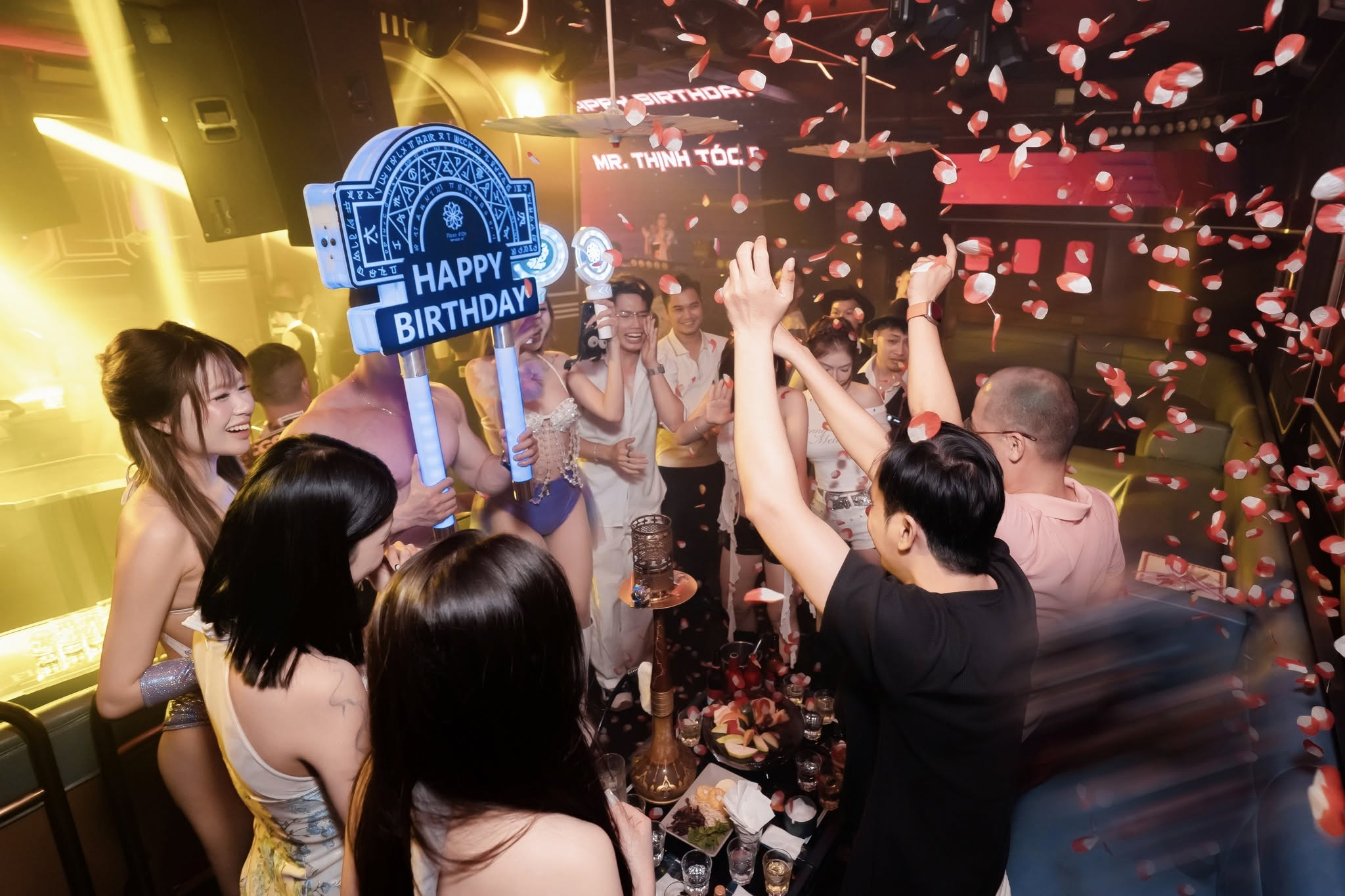 Không gian sôi động và sang trọng tại Fleur d’Or Maison Bar