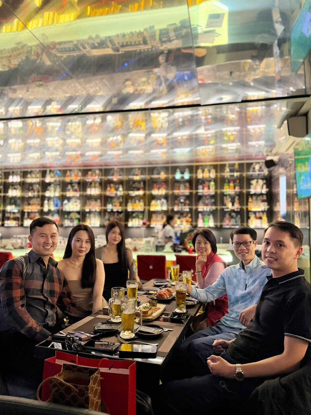 Không gian ánh sáng ấm áp tạo cảm giác gần gũi tại một quán bar ở Hải Phòng