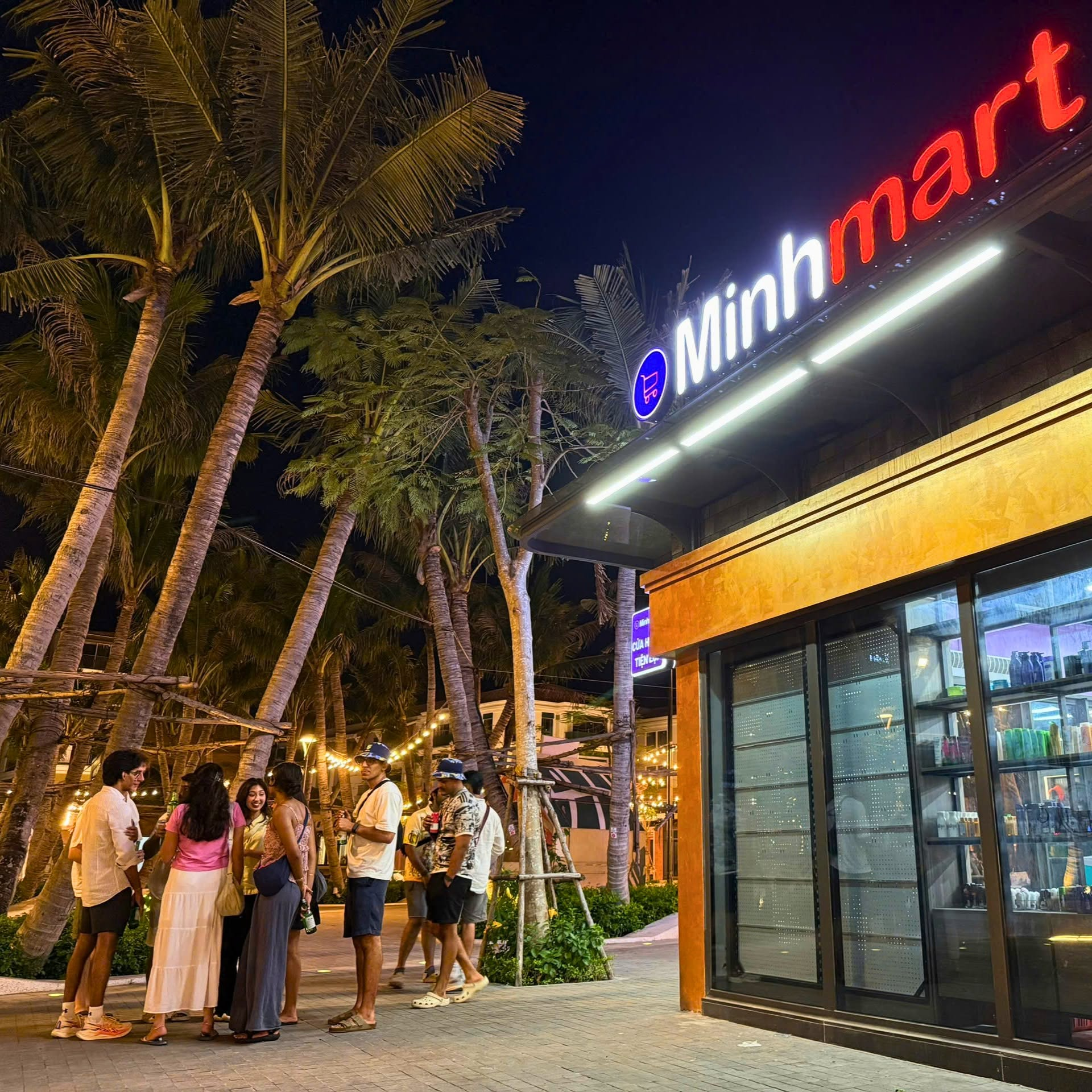 Minh Mart mang đến không gian mua sắm tiện lợi, nơi du khách có thể tìm mua đồ dùng và quà đặc sản trong chuyến khám phá Cát Bà