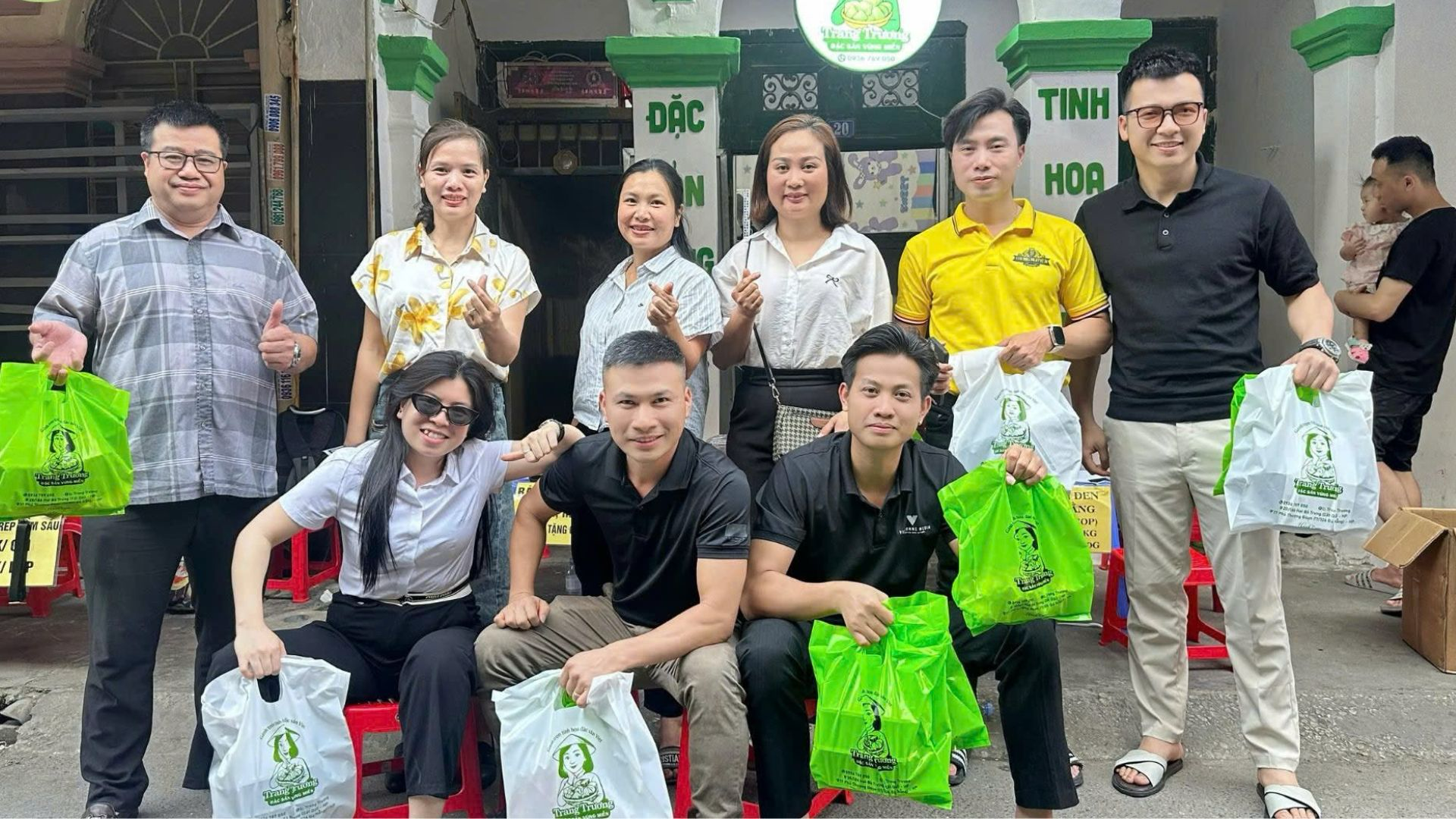 Du khách nên lựa chọn địa điểm mua đặc sản Hải Phòng uy tín để có những món quà chất lượng sau chuyến đi