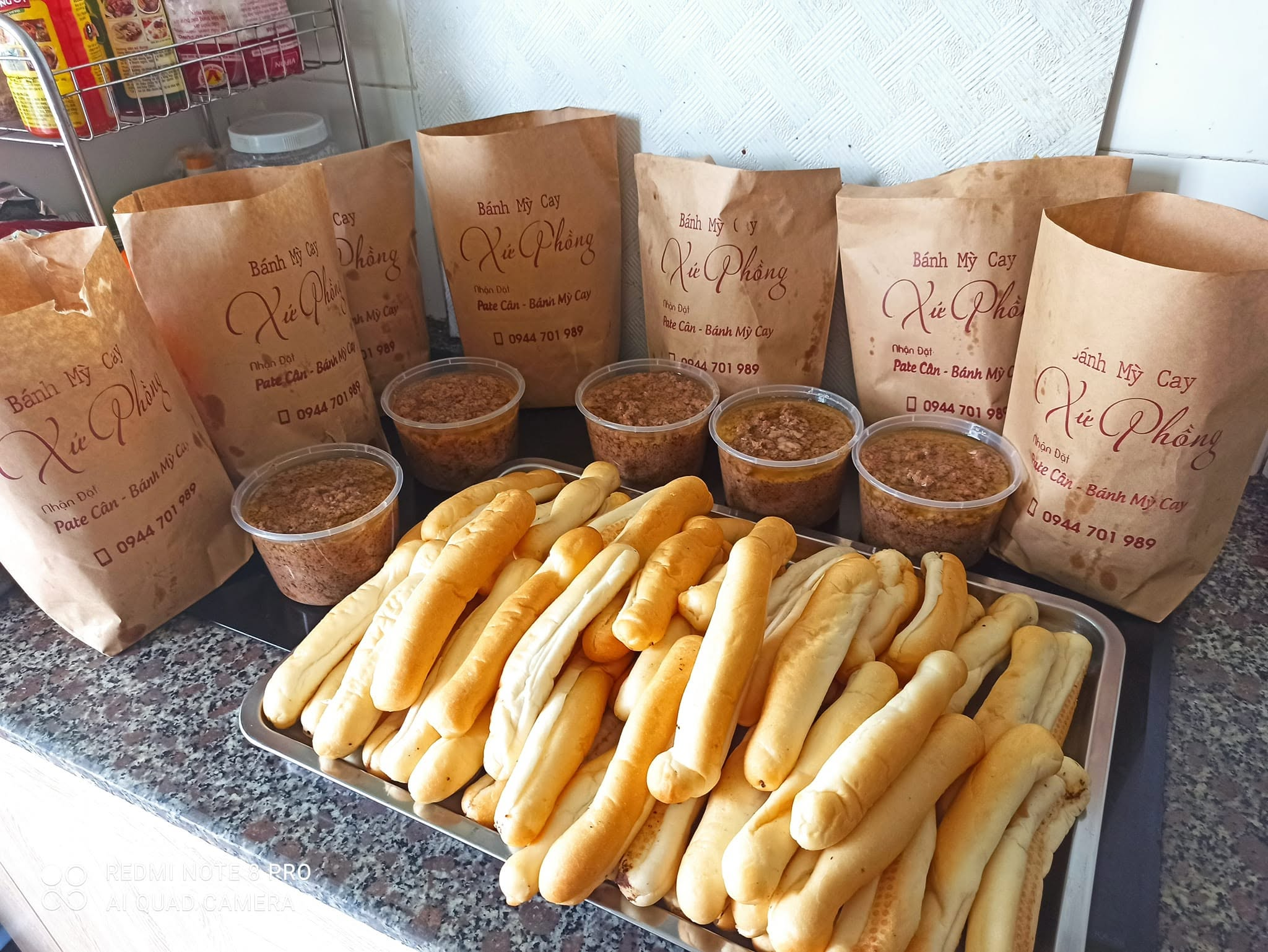 Bánh mì cay hấp dẫn với lớp vỏ giòn, nhân pate béo thơm và thường được thưởng thức cùng tương ớt đặc trưng