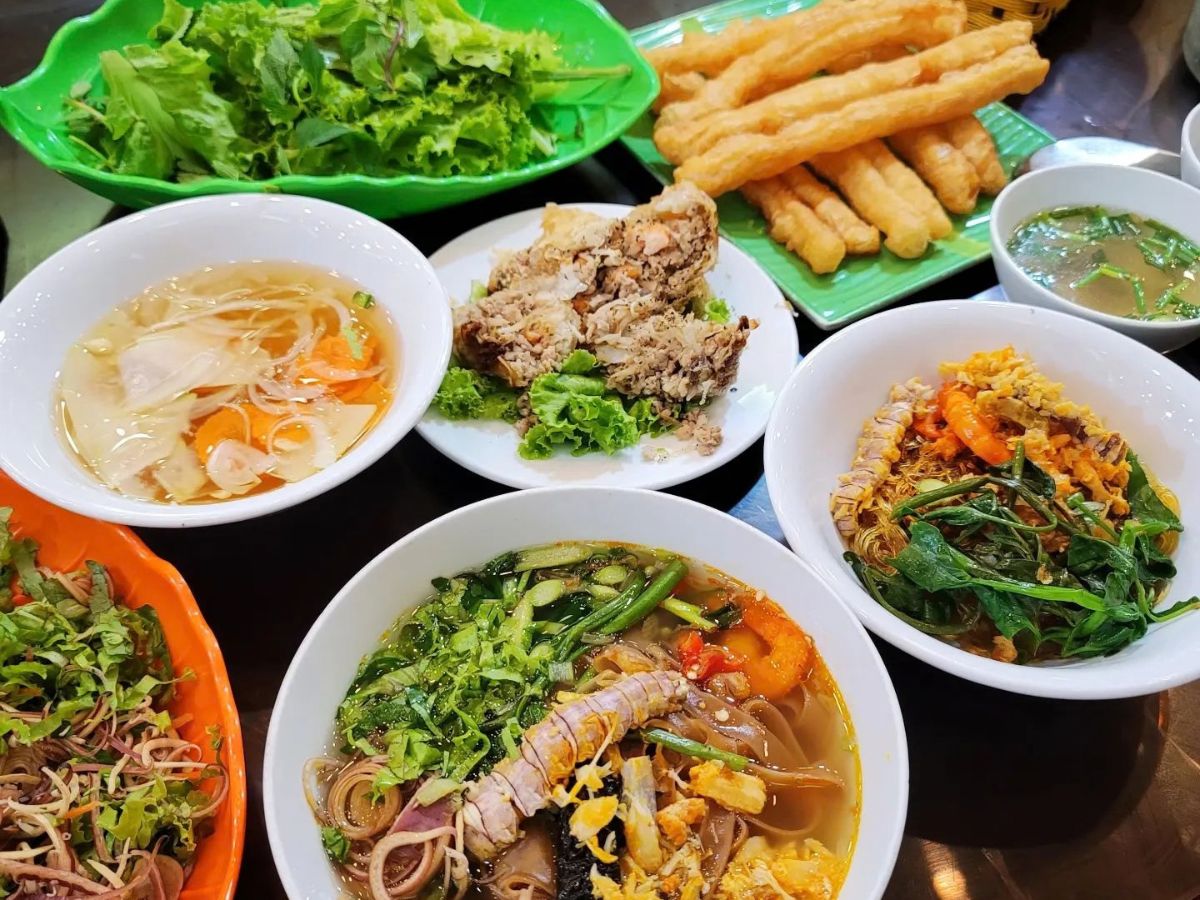 Bánh Đa Cua Bà Cụ là một địa chỉ quen thuộc với du khách