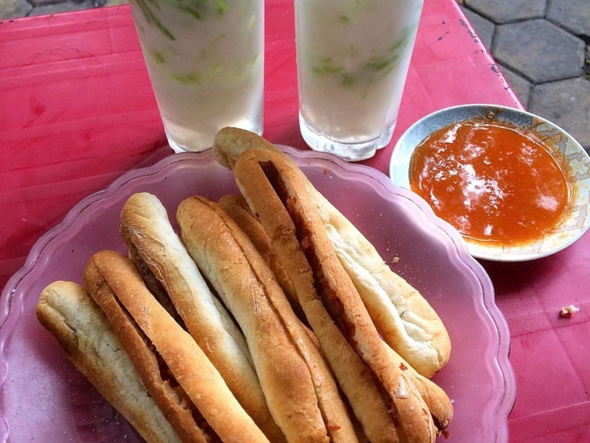 Lên lịch trình food tour Hải Phòng 1 ngày với bánh mì truyền thống