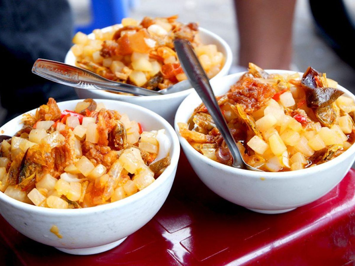 Bánh đúc tàu hấp dẫn với phần bánh mềm, thịt chiên, tôm, đu đủ và nước chan chua ngọt