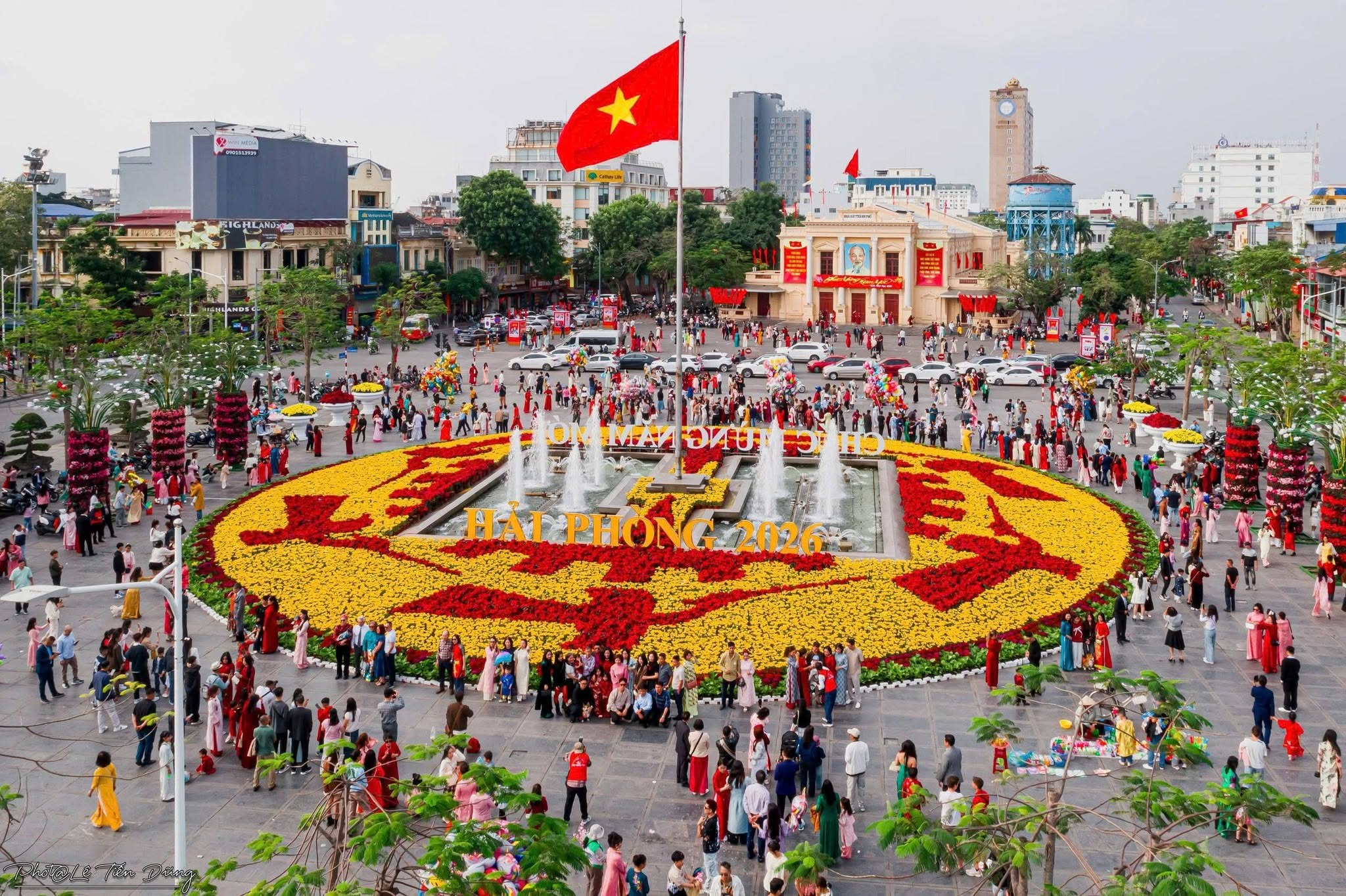 Nhà hát thành phố nổi bật giữa khu vực trung tâm, phù hợp làm điểm bắt đầu hành trình khám phá Hải Phòng