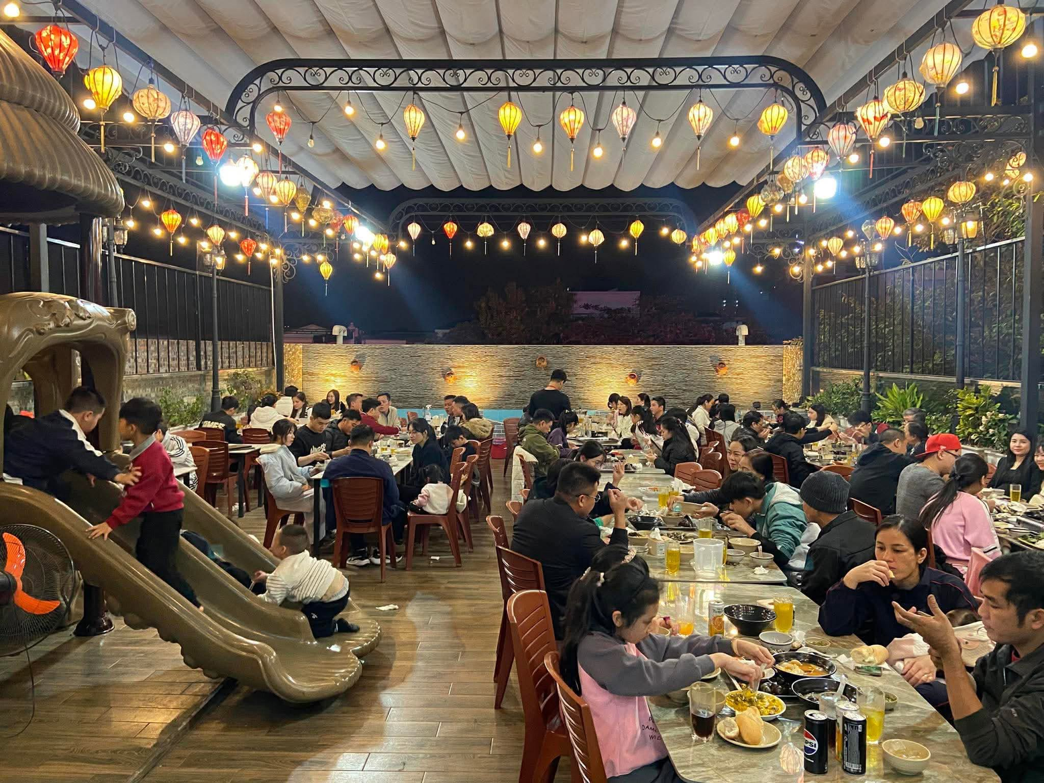 Du khách nên tìm hiểu trước giờ mở cửa để có trải nghiệm khám phá các món ăn vặt Hải Phòng trọn vẹn hơn