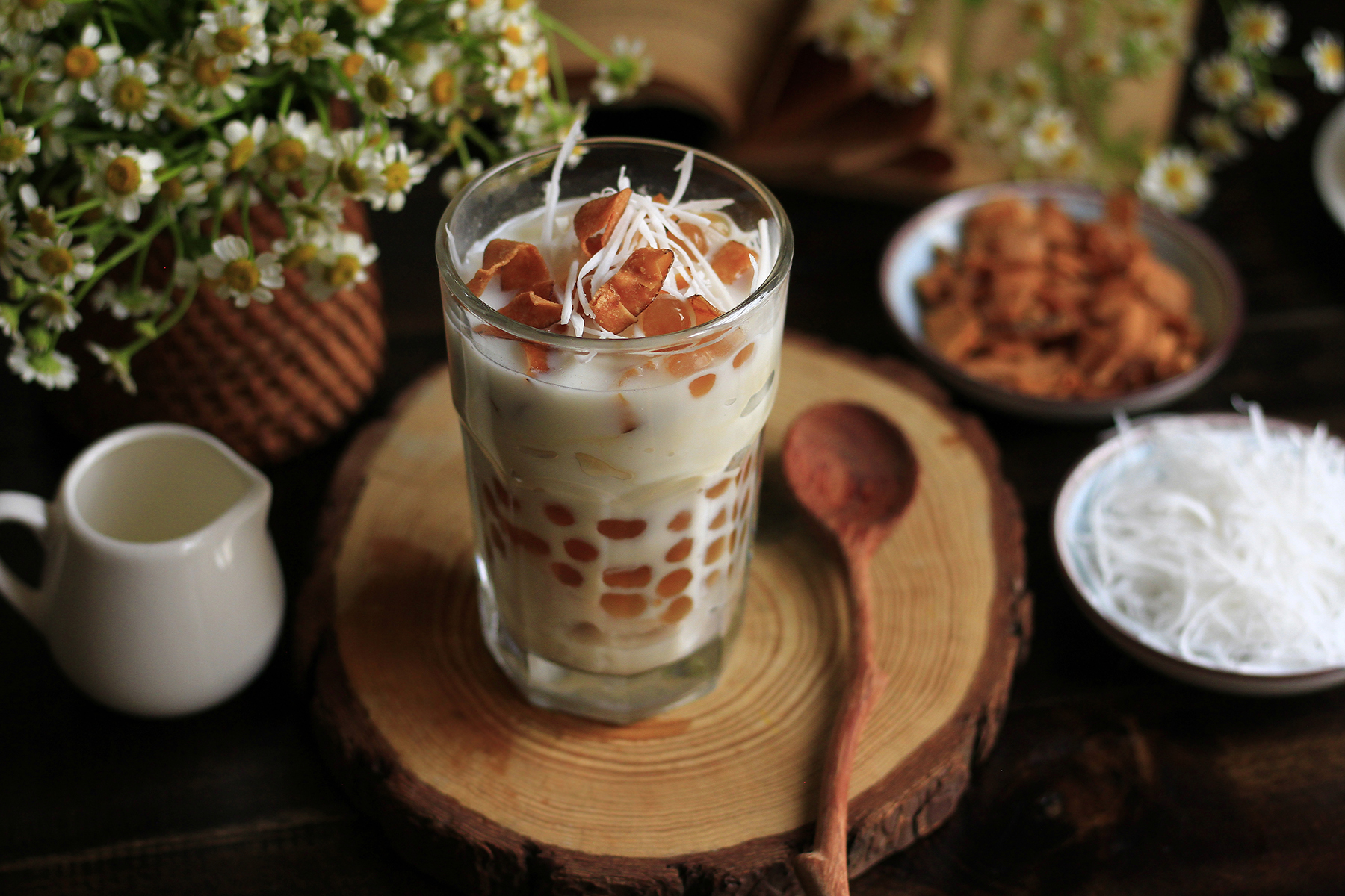 Cốc dừa dầm đầy đặn với cùi dừa, thạch và trân châu mang đến vị béo mát dễ chịu