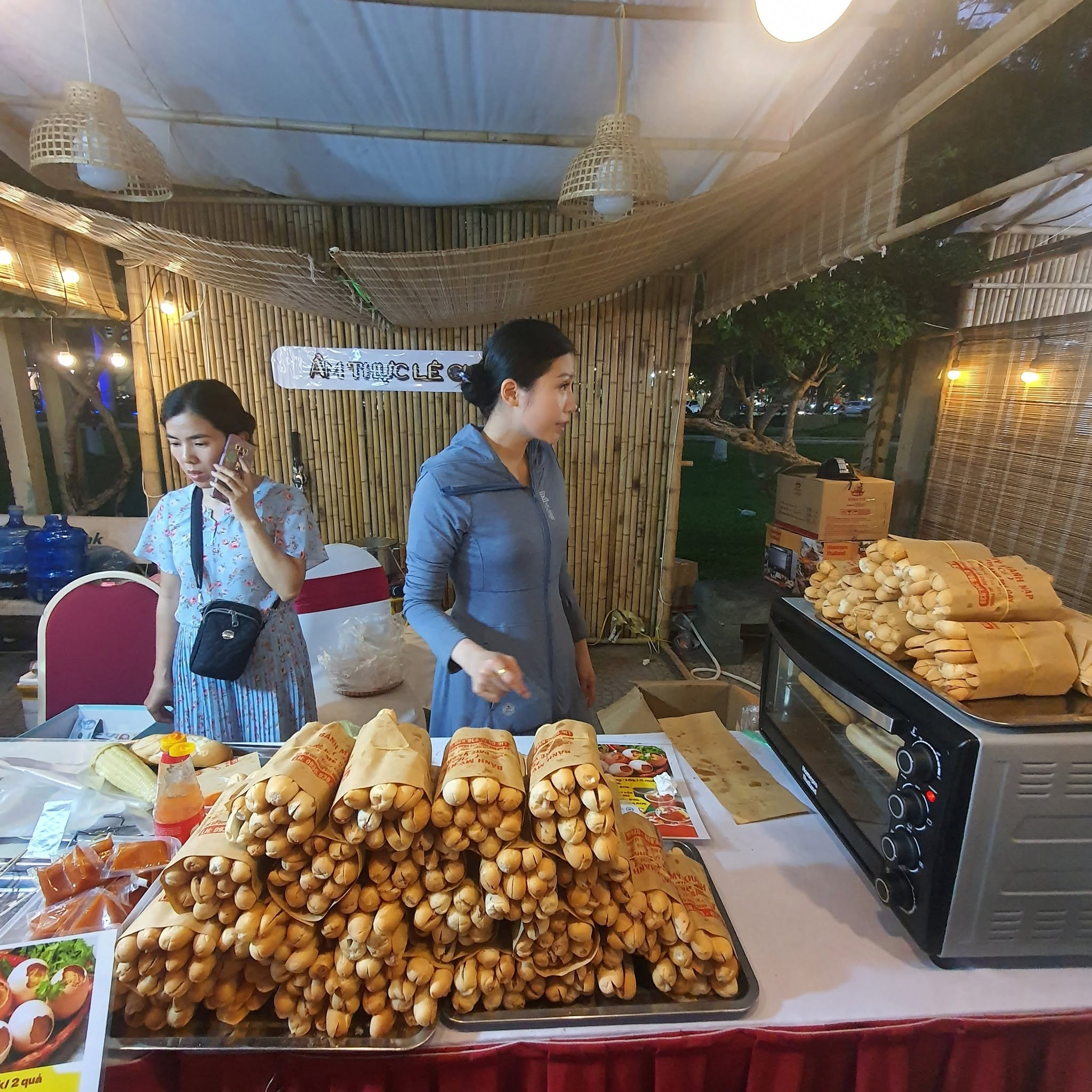 Những chiếc bánh mì nhỏ được nướng vàng giòn, ăn cùng pate và chí chương cay nồng