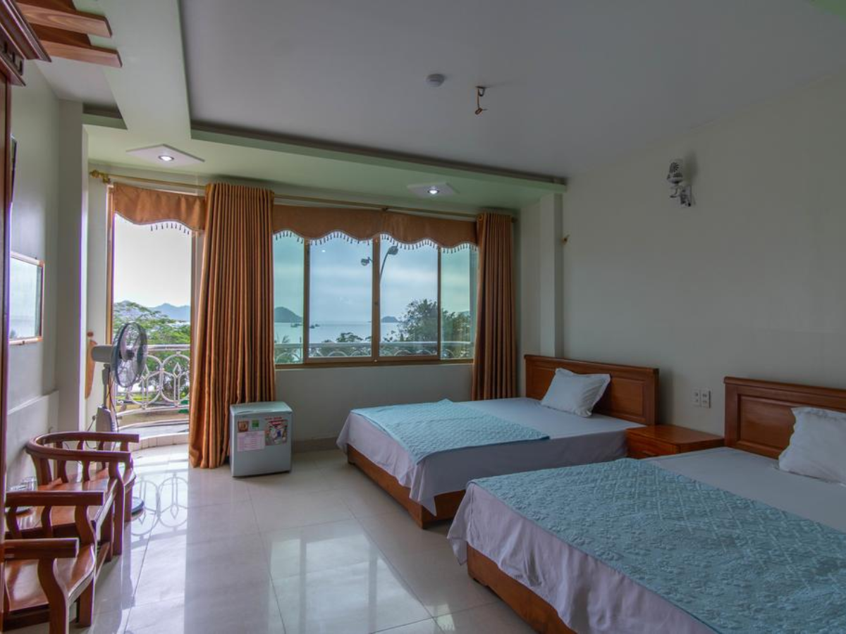 Một số phòng có ban công hoặc cửa sổ hướng ra cảng biển, tạo điều kiện để du khách ngắm cảnh