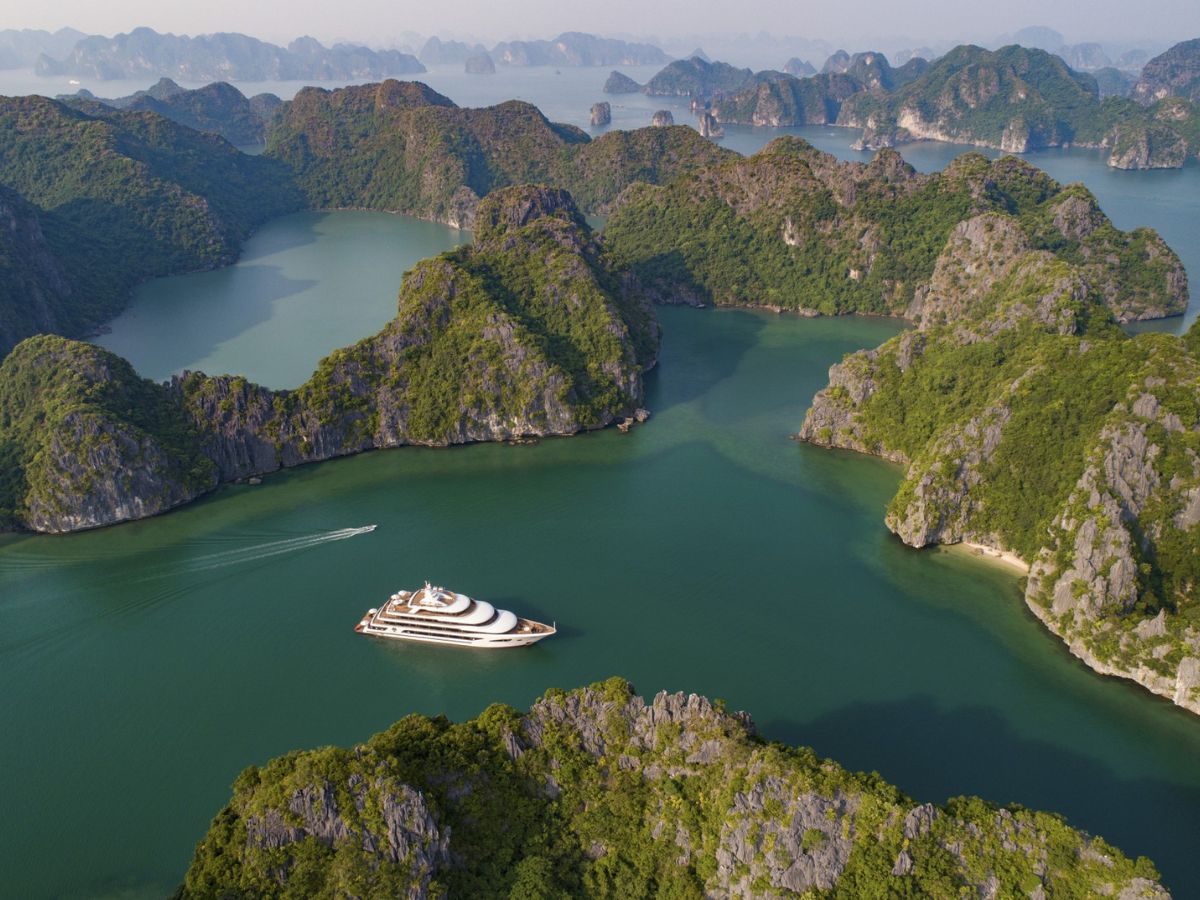 Khách sạn có view Vịnh Lan Hạ là lựa chọn phù hợp cho du khách muốn tận hưởng trọn vẹn vẻ đẹp biển đảo