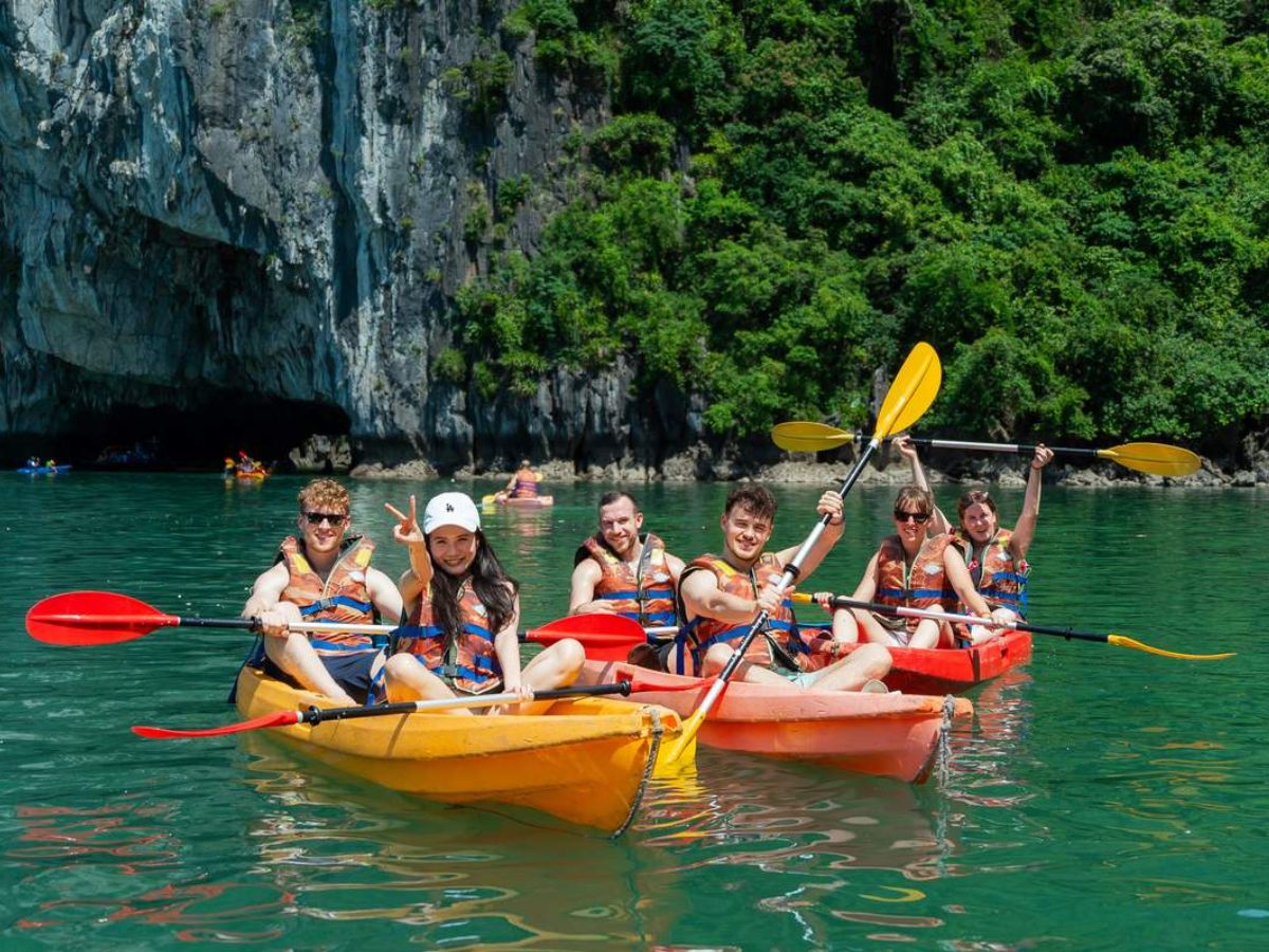 Chèo thuyền kayak tại Vịnh Lan Hạ mang đến cơ hội khám phá biển đảo gần gũi hơn