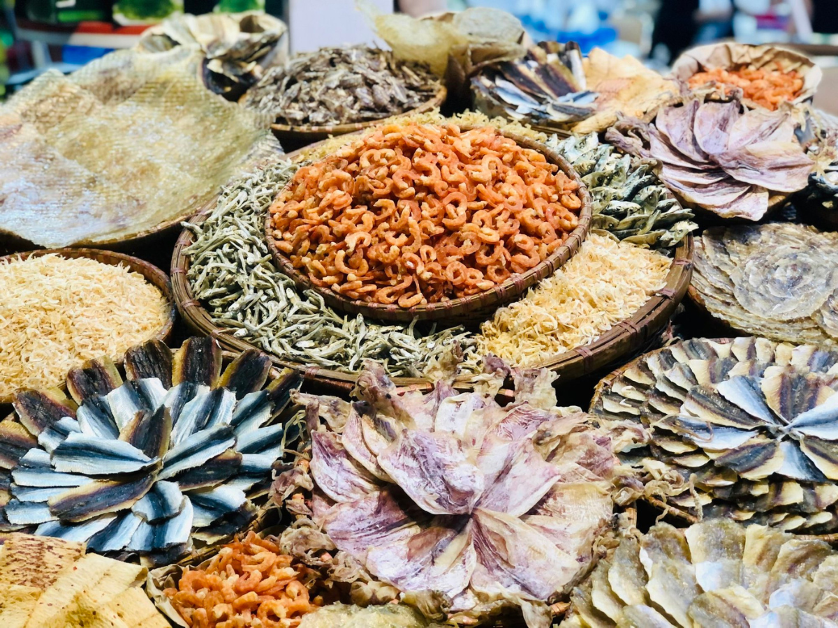 Mực khô, cá khô, tôm khô được nhiều du khách chọn mua về làm quà