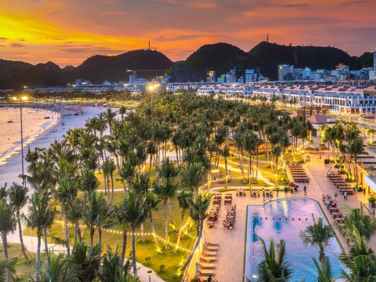 Điểm đáng chú ý của vị trí này là tầm nhìn hướng Vịnh trung tâm. Không gian kiến trúc mở giúp thực khách vừa dùng bữa vừa quan sát cảnh biển