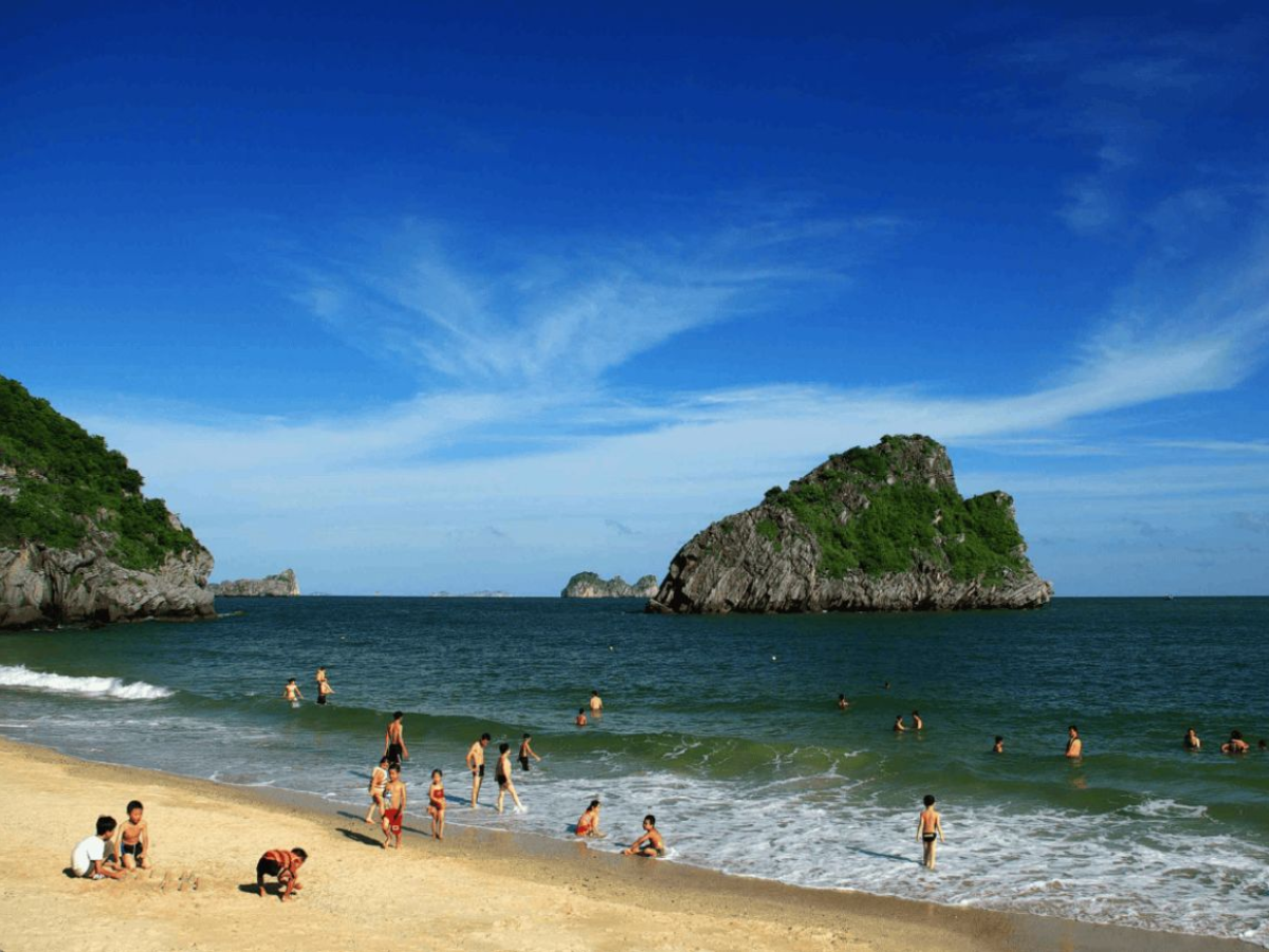 Xa hơn khu vực thị trấn là những bãi nằm giữa hệ thống đảo và vịnh như Vạn Bội, Cát Dứa, Ba Trái Đào hay Nam Cát