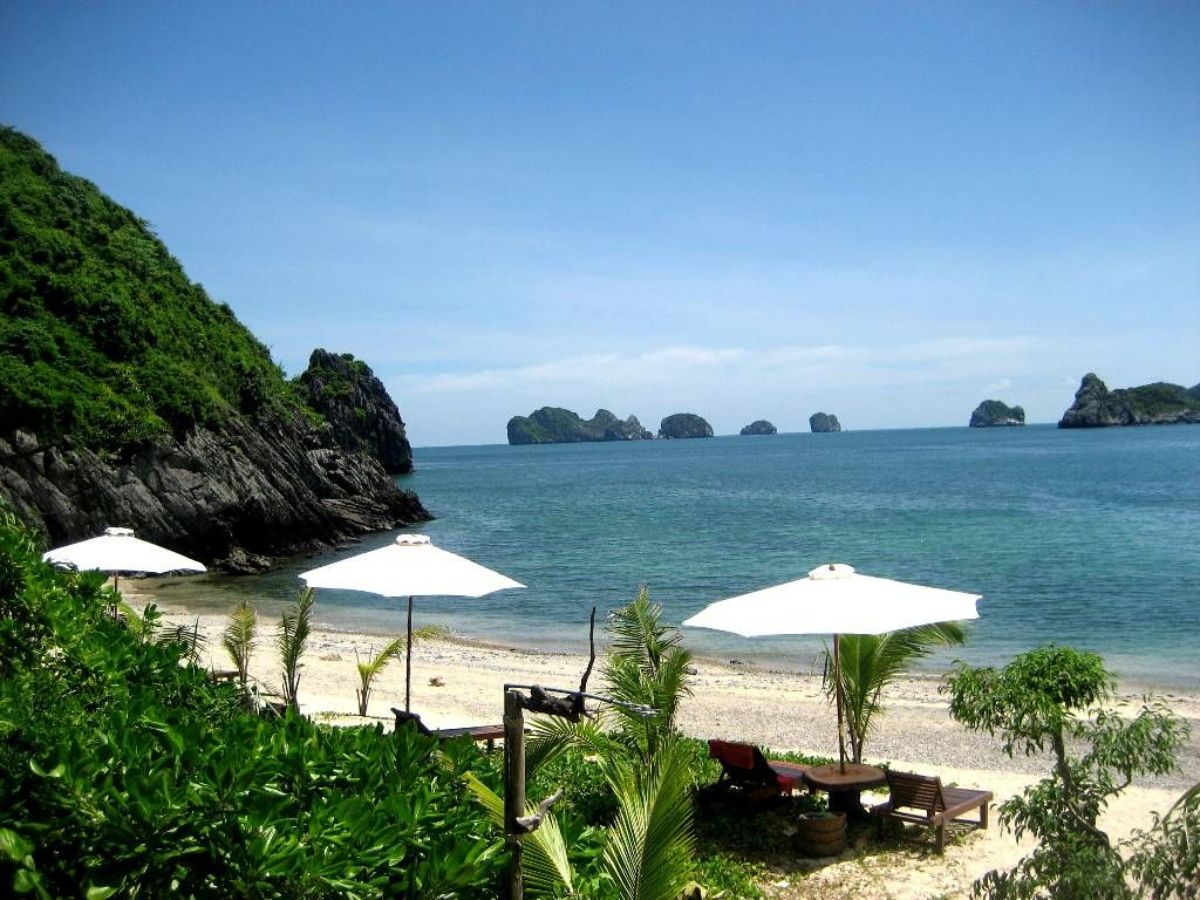 Cảnh quan nơi đây mang đặc trưng của vùng biển đảo Cát Bà với mặt nước xanh, đảo đá và không gian mở
