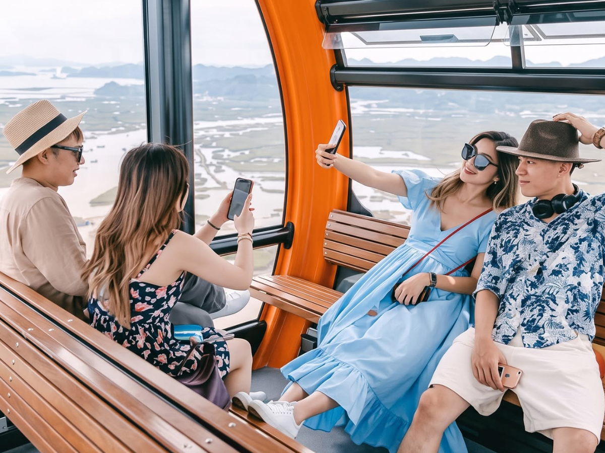 Cáp treo Sun World Cat Ba mang đến một góc nhìn khác về cảnh quan biển đảo khi du khách được quan sát khu vực từ trên cao