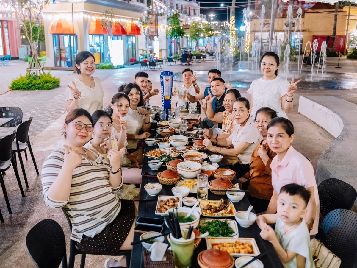 VUI-Fest Cat Ba là không gian chợ xanh sáng tạo nằm tại khu vực Vịnh trung tâm, kết hợp ẩm thực, nghệ thuật, mua sắm và các hoạt động trải nghiệm