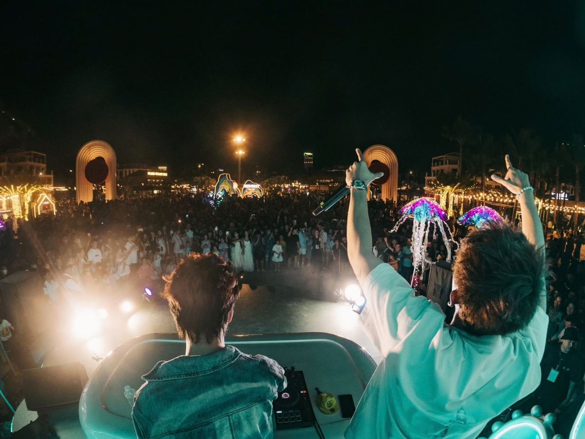 Từ chiều tối, không gian bắt đầu chuyển sang các hoạt động biểu diễn như DJ, múa lửa, violin và ban nhạc sống